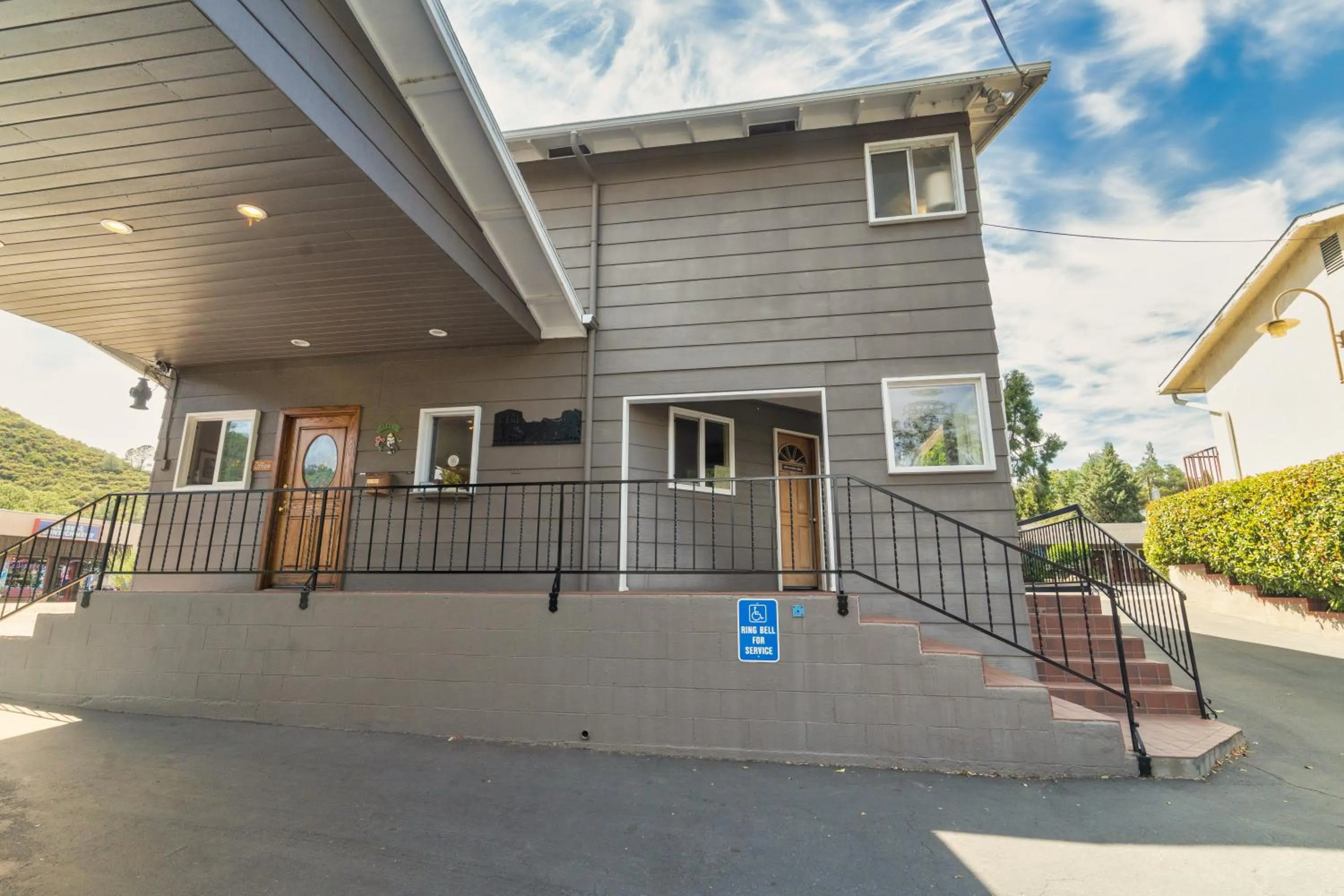 Property building in Mariposa Lodge