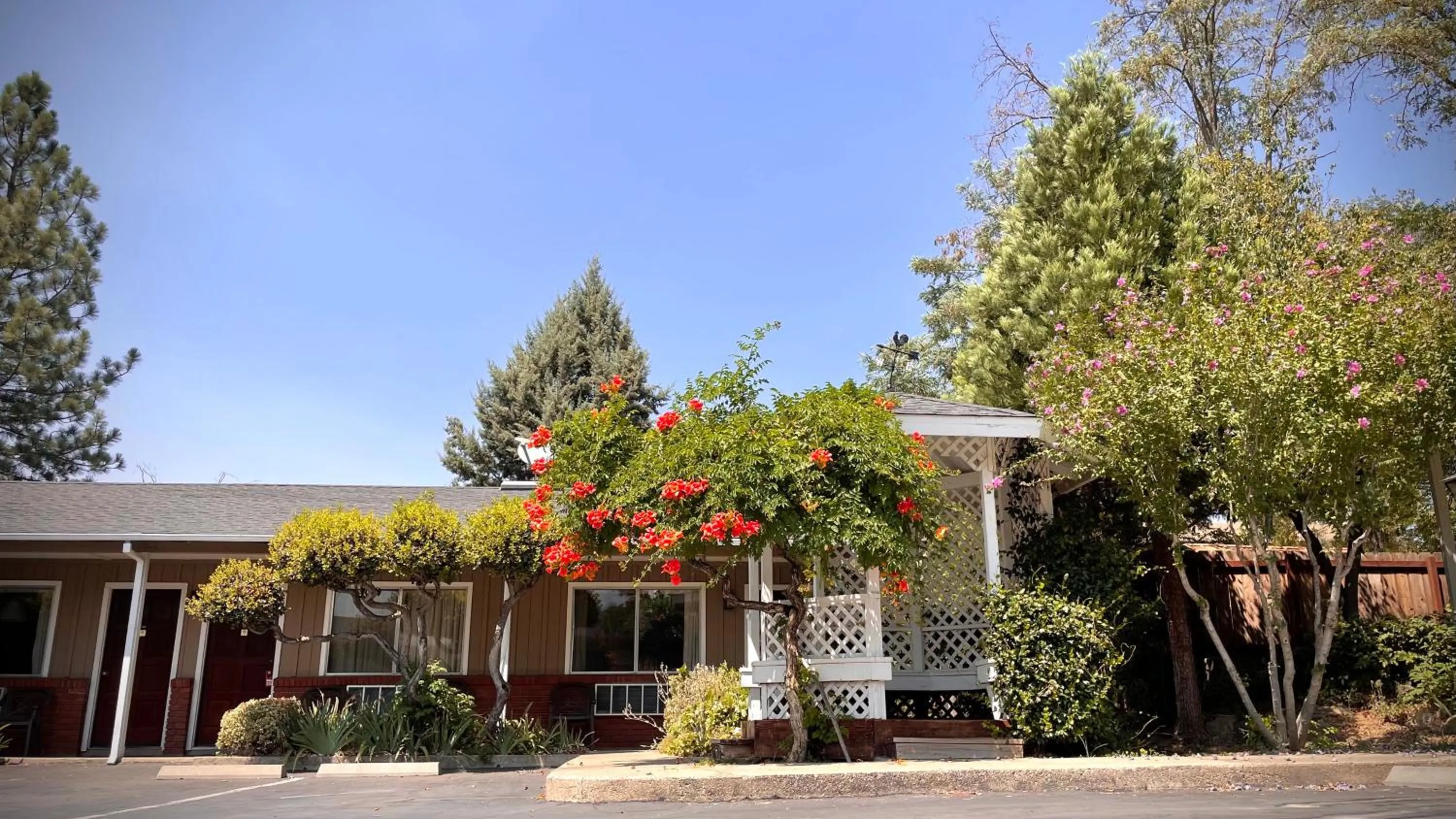 Property building in Mariposa Lodge