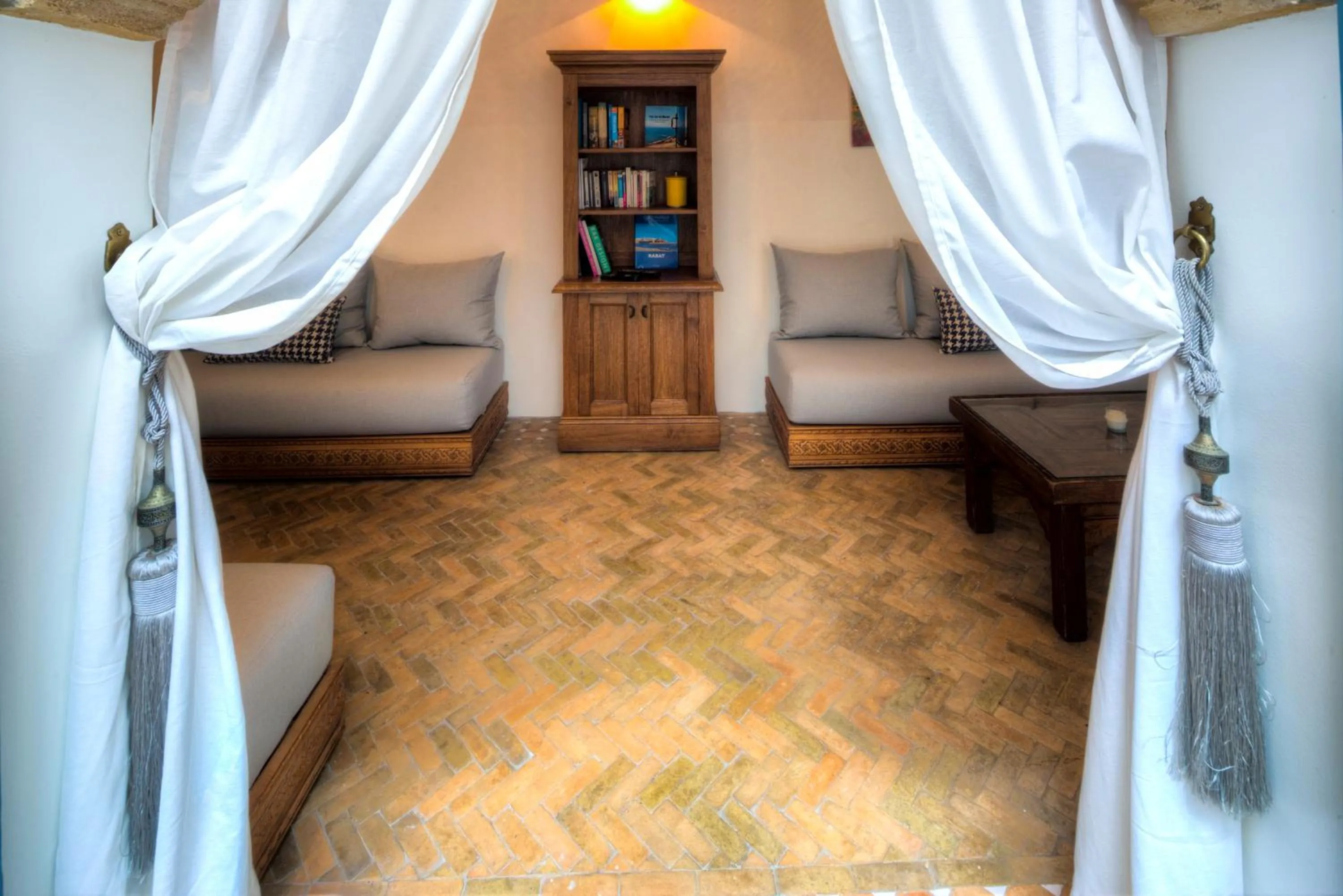 Library, Bed in Riad Amaris
