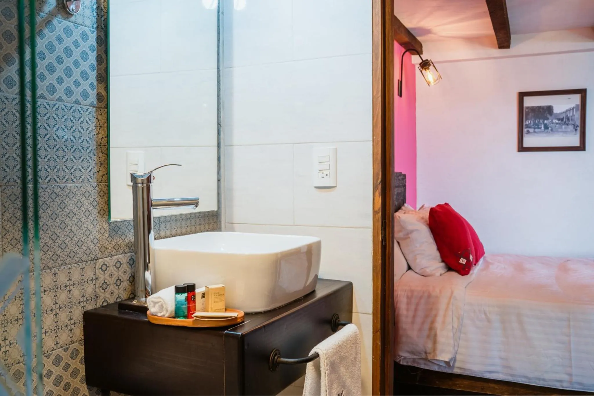 Toilet, Bed in Yox Hotel Boutique