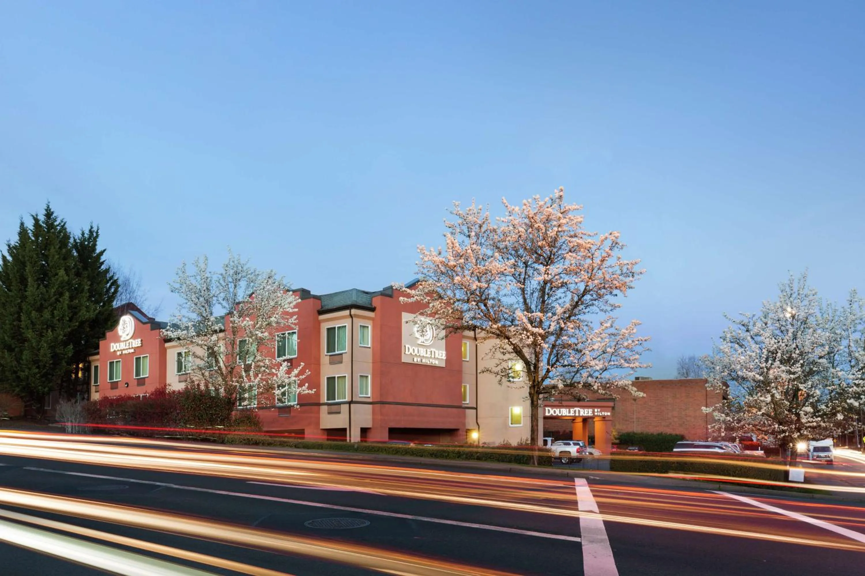 Property building in DoubleTree by Hilton Portland Tigard