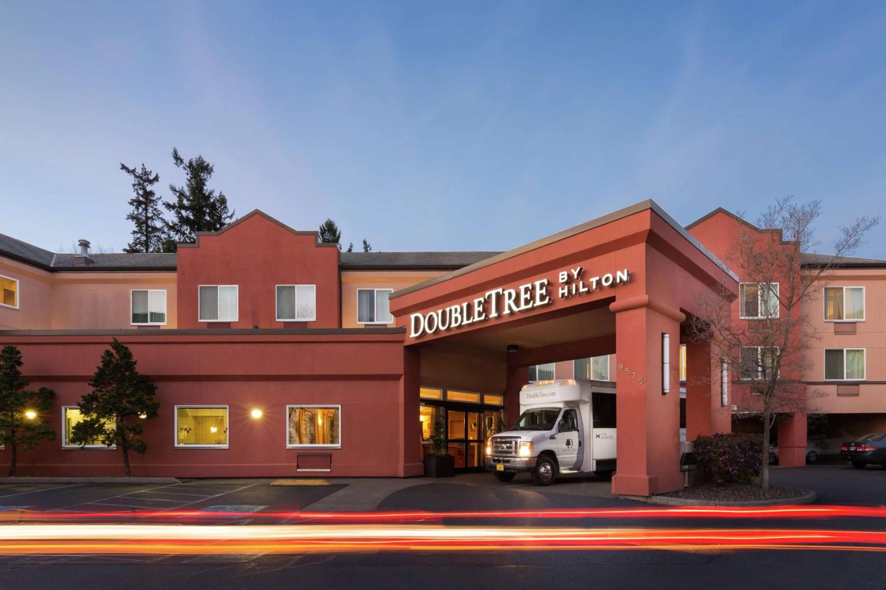 Property building in DoubleTree by Hilton Portland Tigard