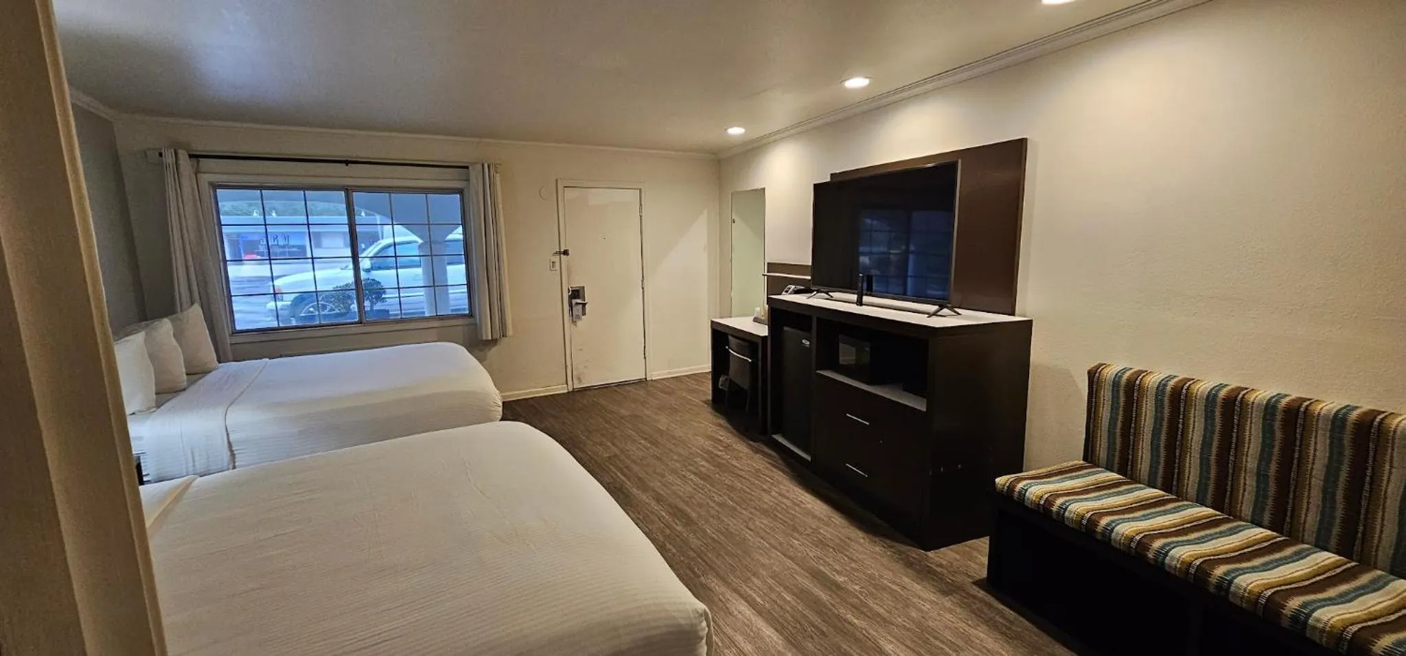 TV and multimedia, Bed in Bay Front Inn