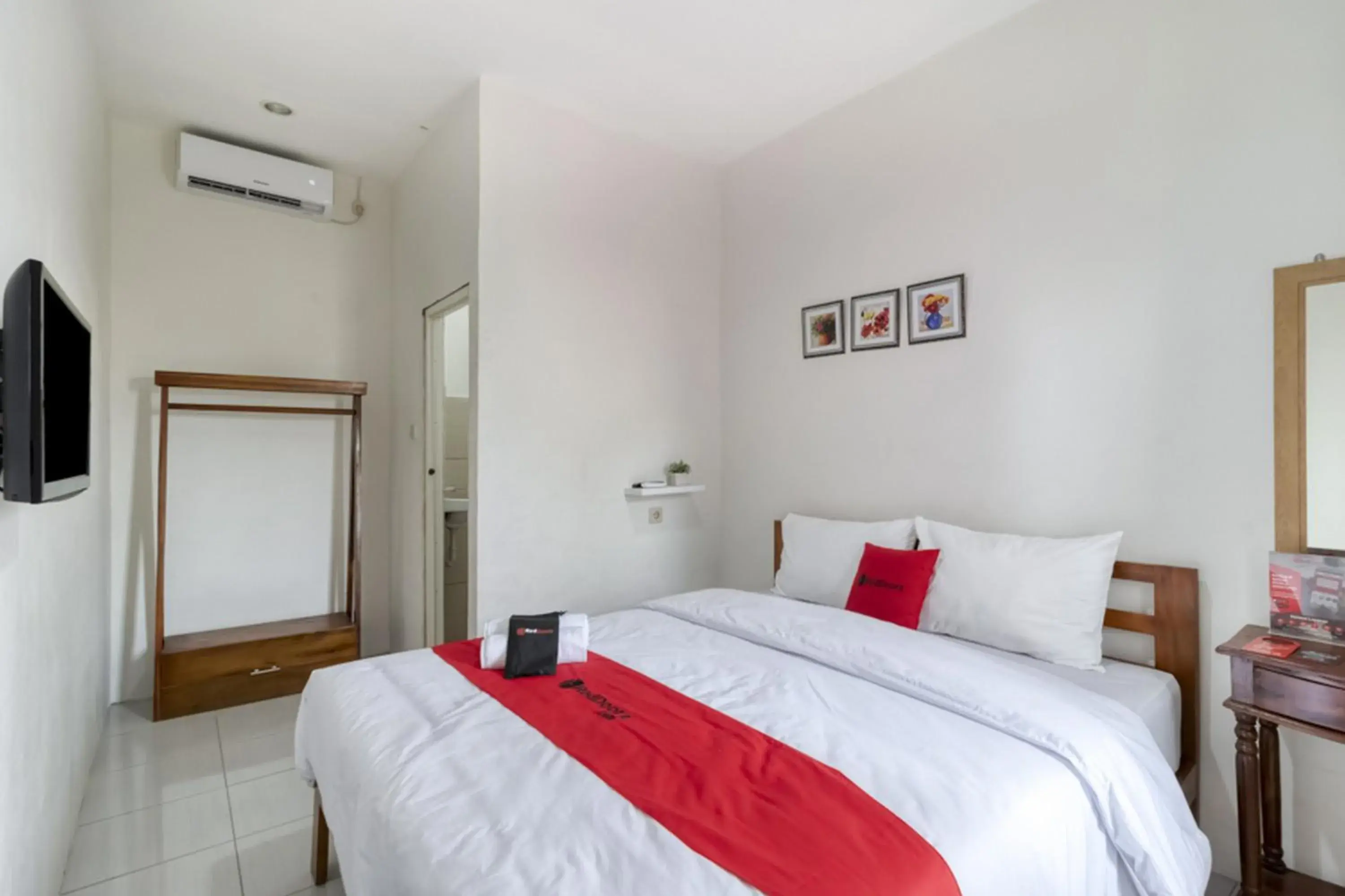 Double Room in RedDoorz Syariah near Wijilan 2 Yogyakarta Double Room in RedDoorz Syariah near Wijilan 2 Yogyakarta