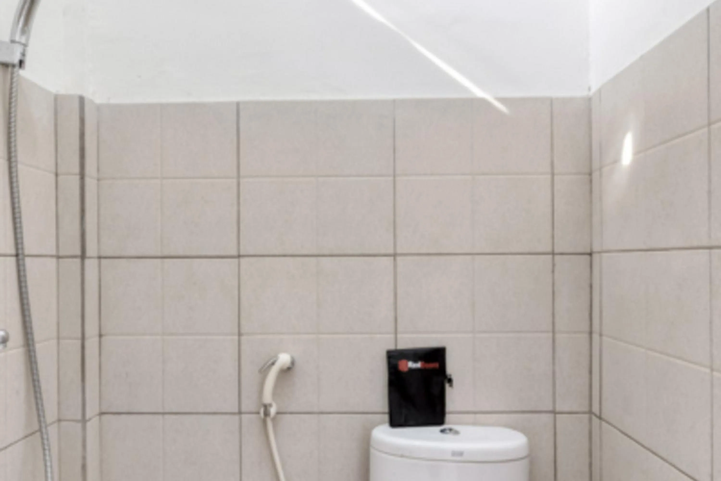 Bathroom in RedDoorz Syariah near Wijilan 2 Yogyakarta