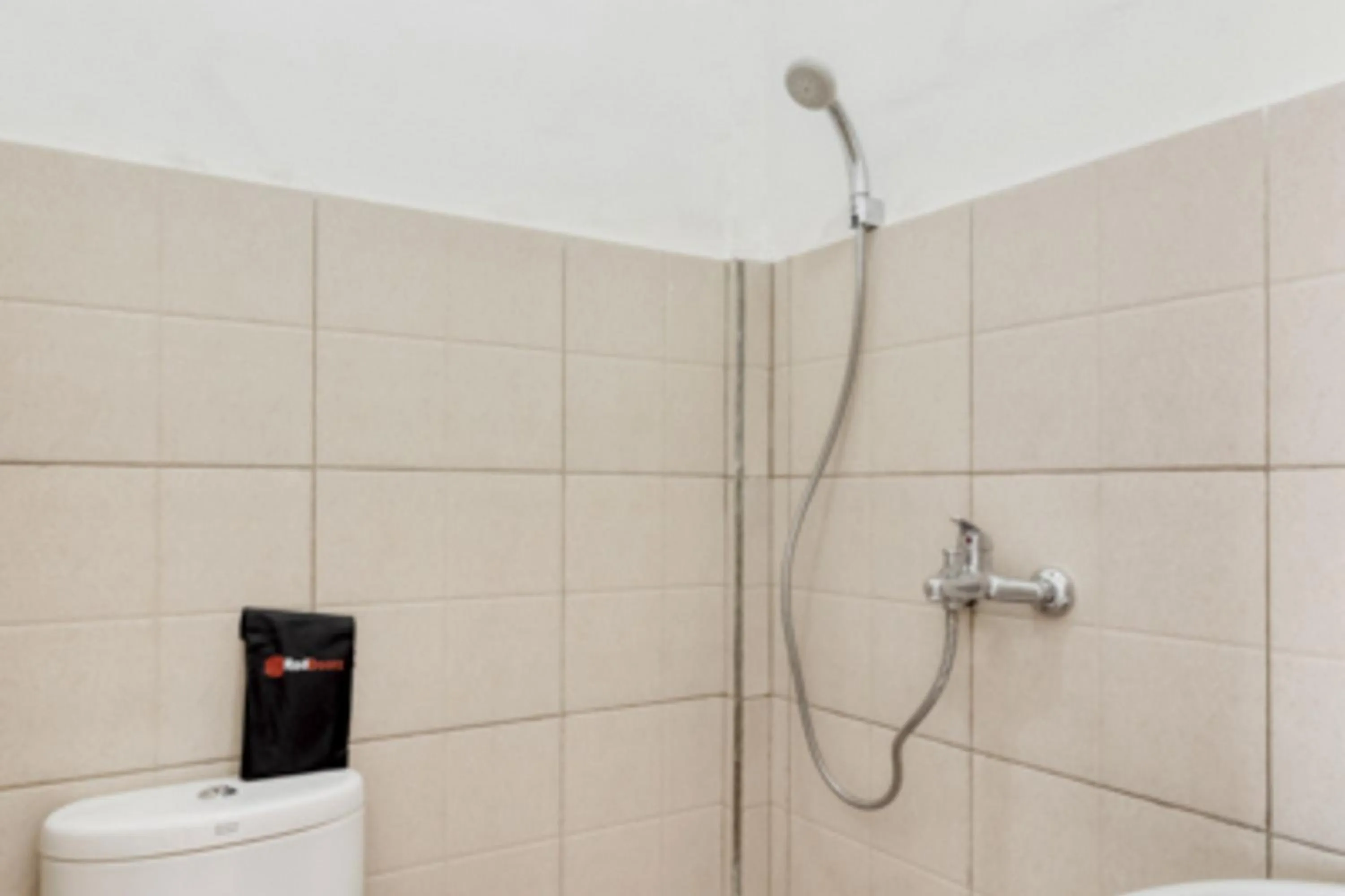 Bathroom in RedDoorz Syariah near Wijilan 2 Yogyakarta