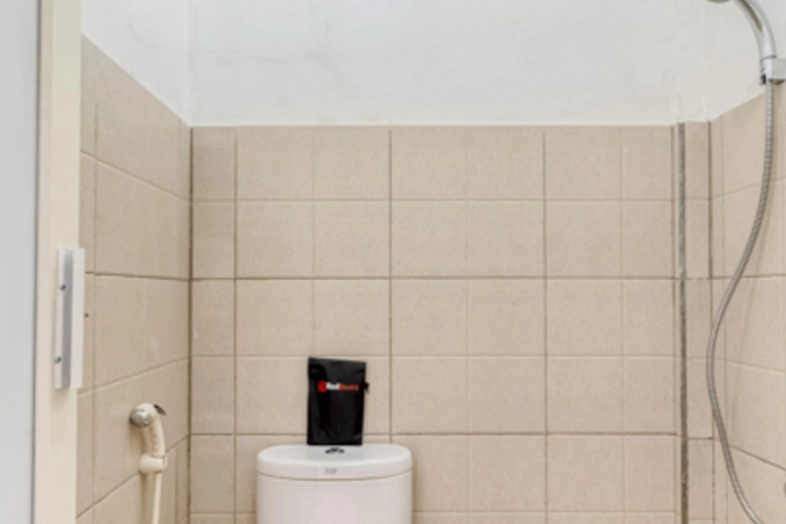 Bathroom in RedDoorz Syariah near Wijilan 2 Yogyakarta