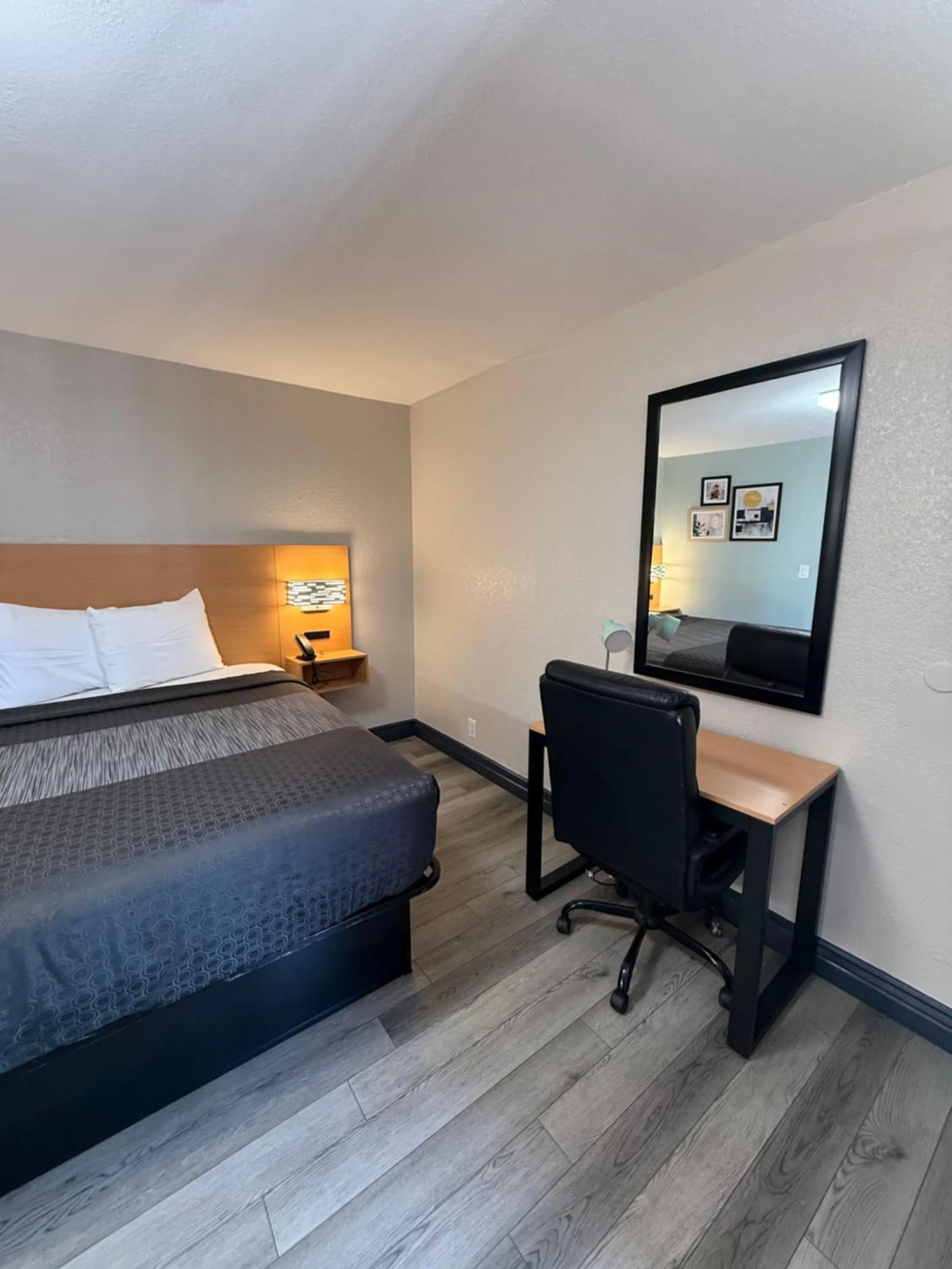 Photo of the whole room, Bed in Americas Best Value Inn Ponca City