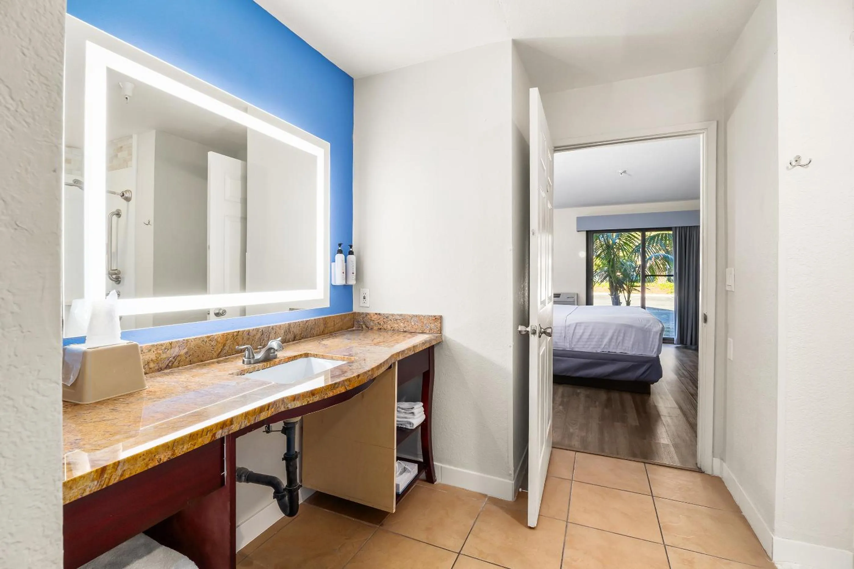 Bathroom, Bed in Hotel Solares