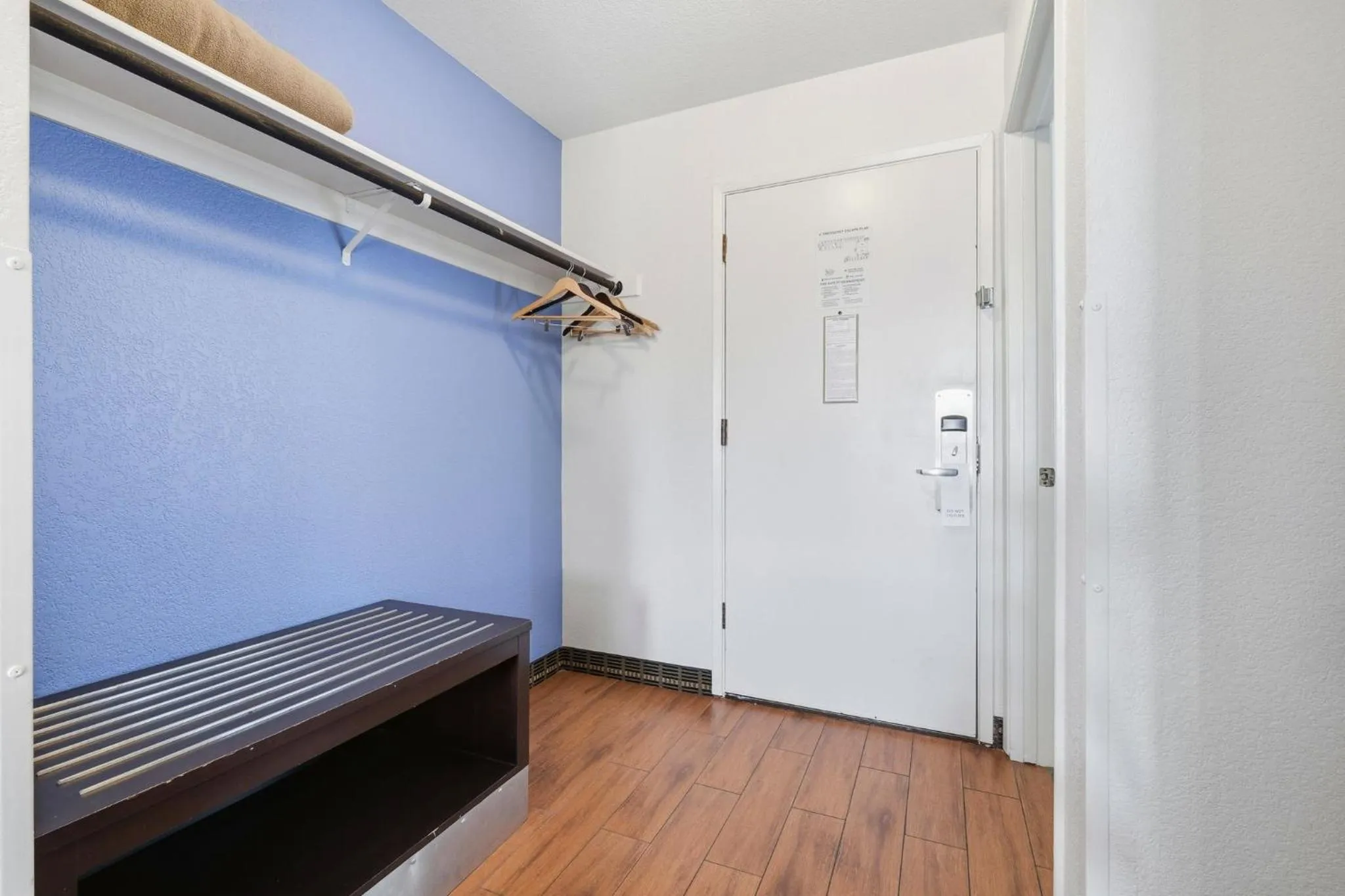 wardrobe, Bed in Hotel Solares