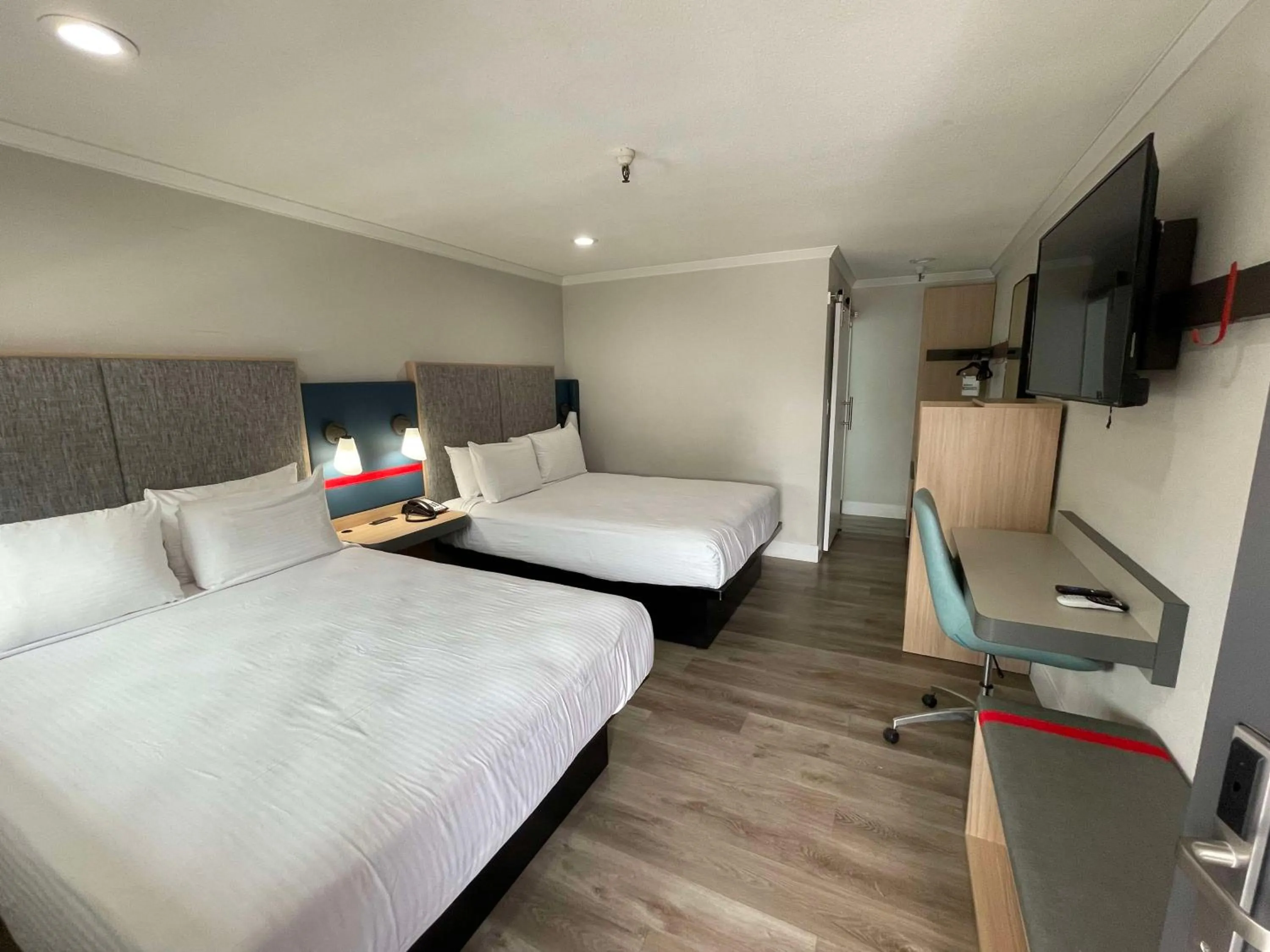 Bedroom, Bed in The Midtowner Hotel, SureStay Collection by Best Western