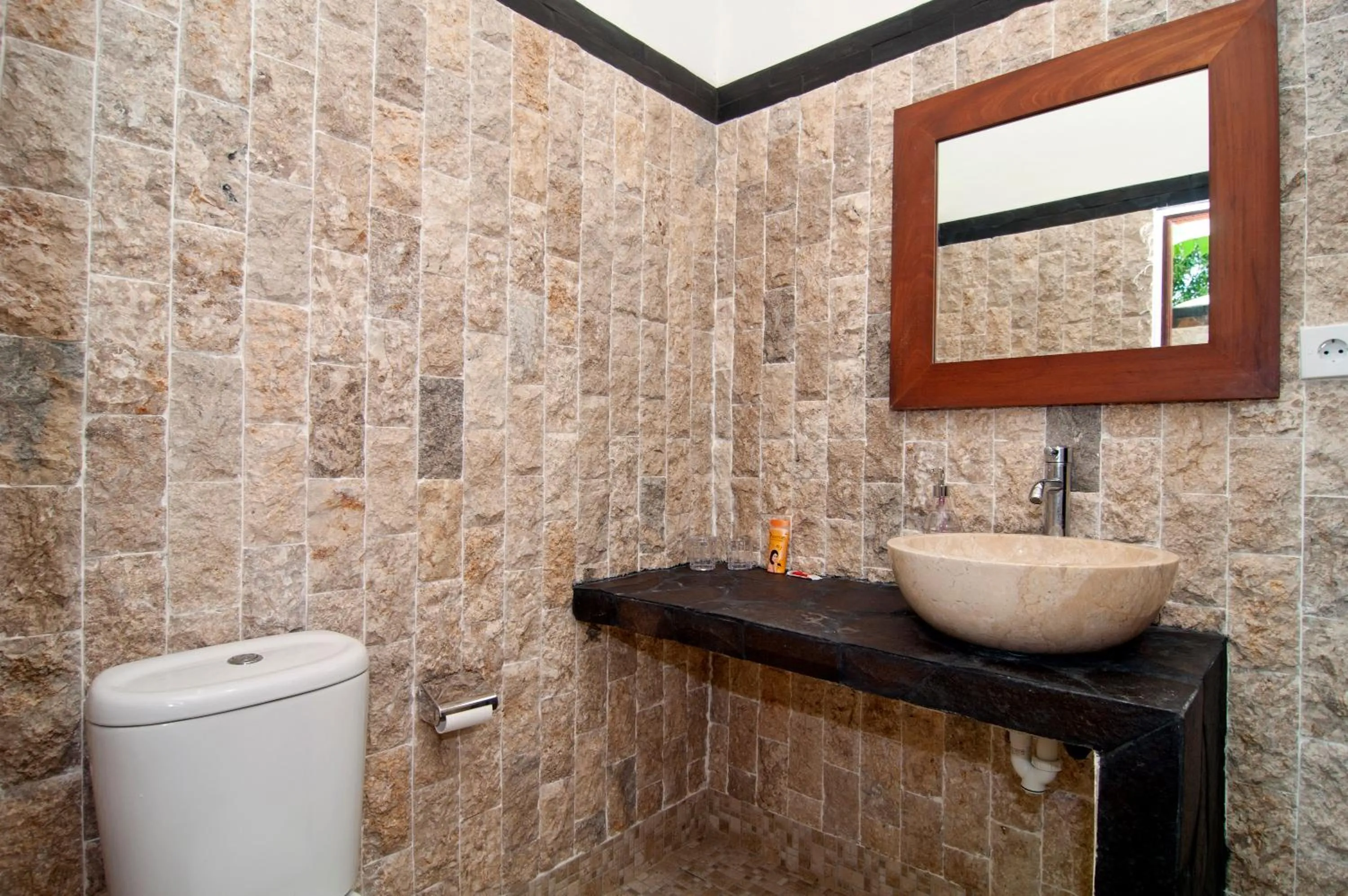 Bathroom in Lovina Oasis Hotel