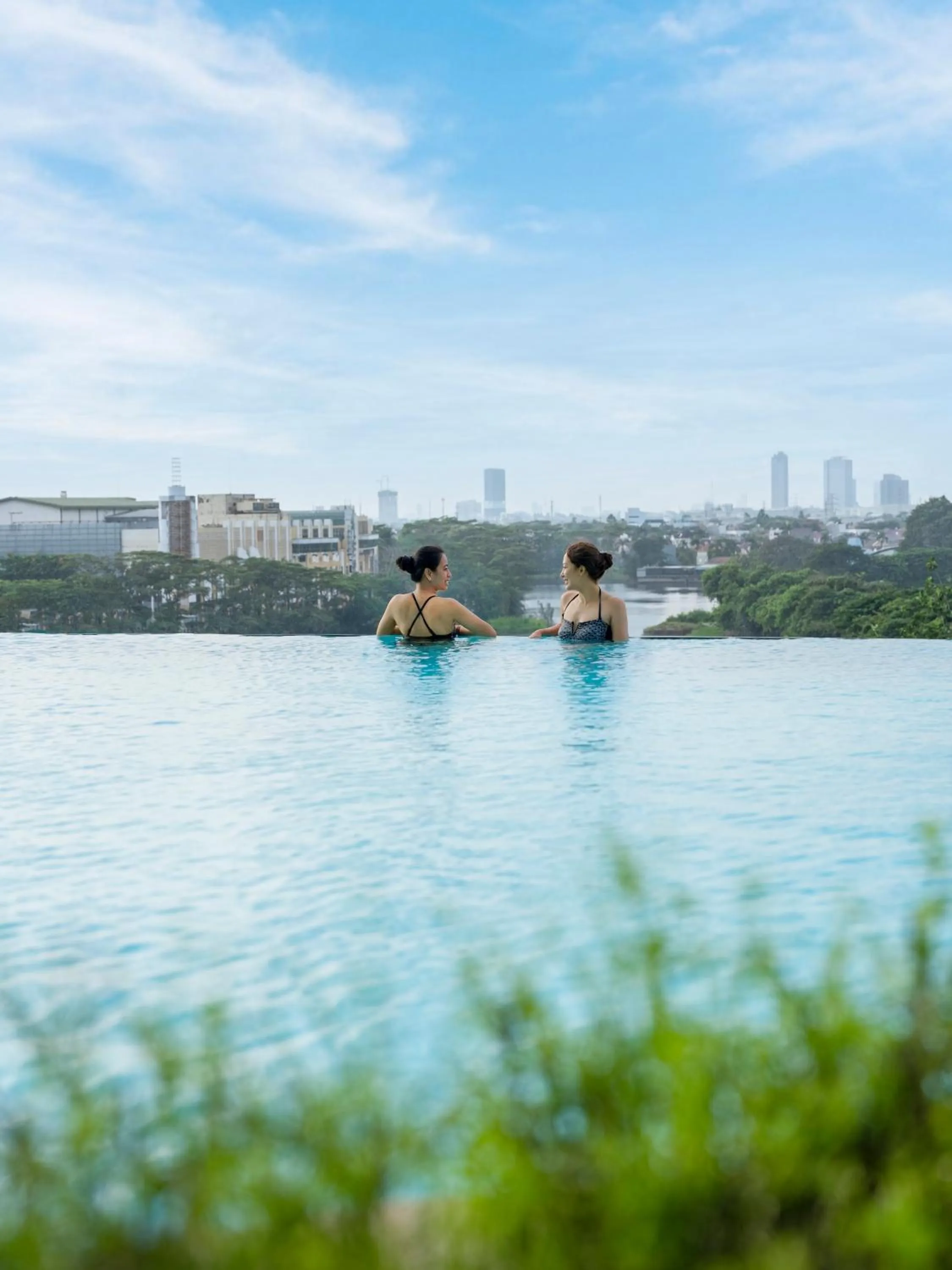 Swimming pool in Fika Rooms Tangerang By Skandinavia