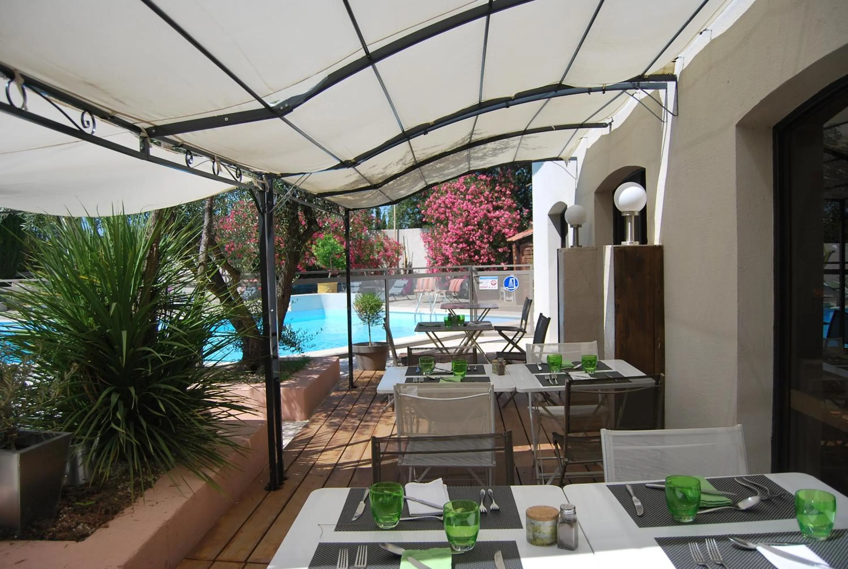 Patio in Logis Hôtel Restaurant Les Aubuns