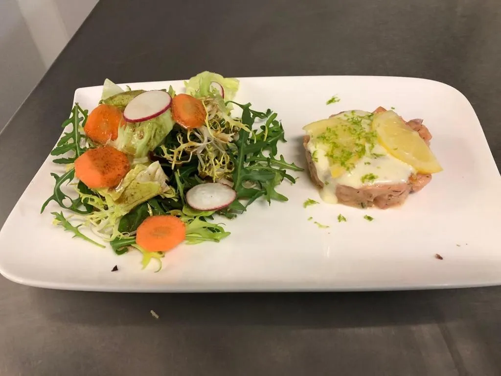 Food and drinks in Logis Hôtel Restaurant Les Aubuns