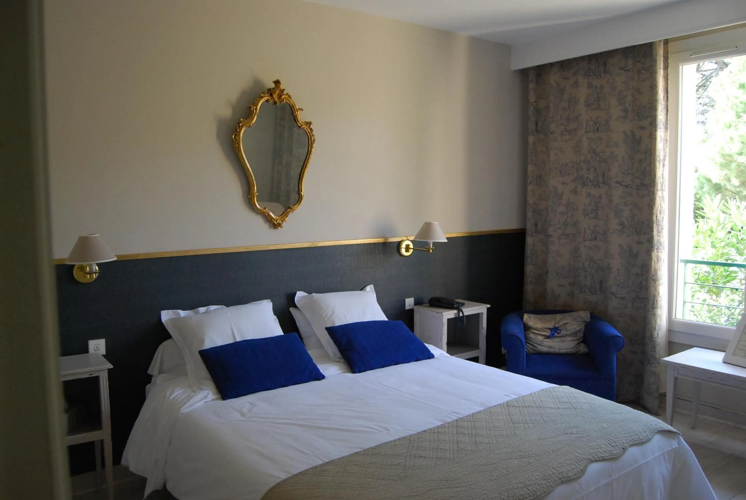 Bed in Logis Hôtel Restaurant Les Aubuns