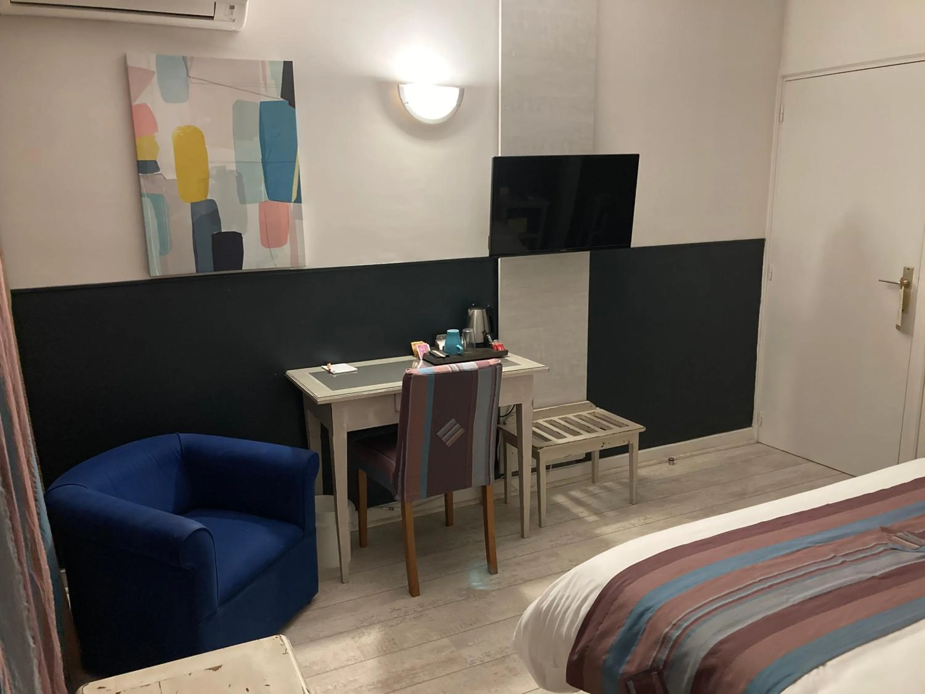 Bed in Logis Hôtel Restaurant Les Aubuns