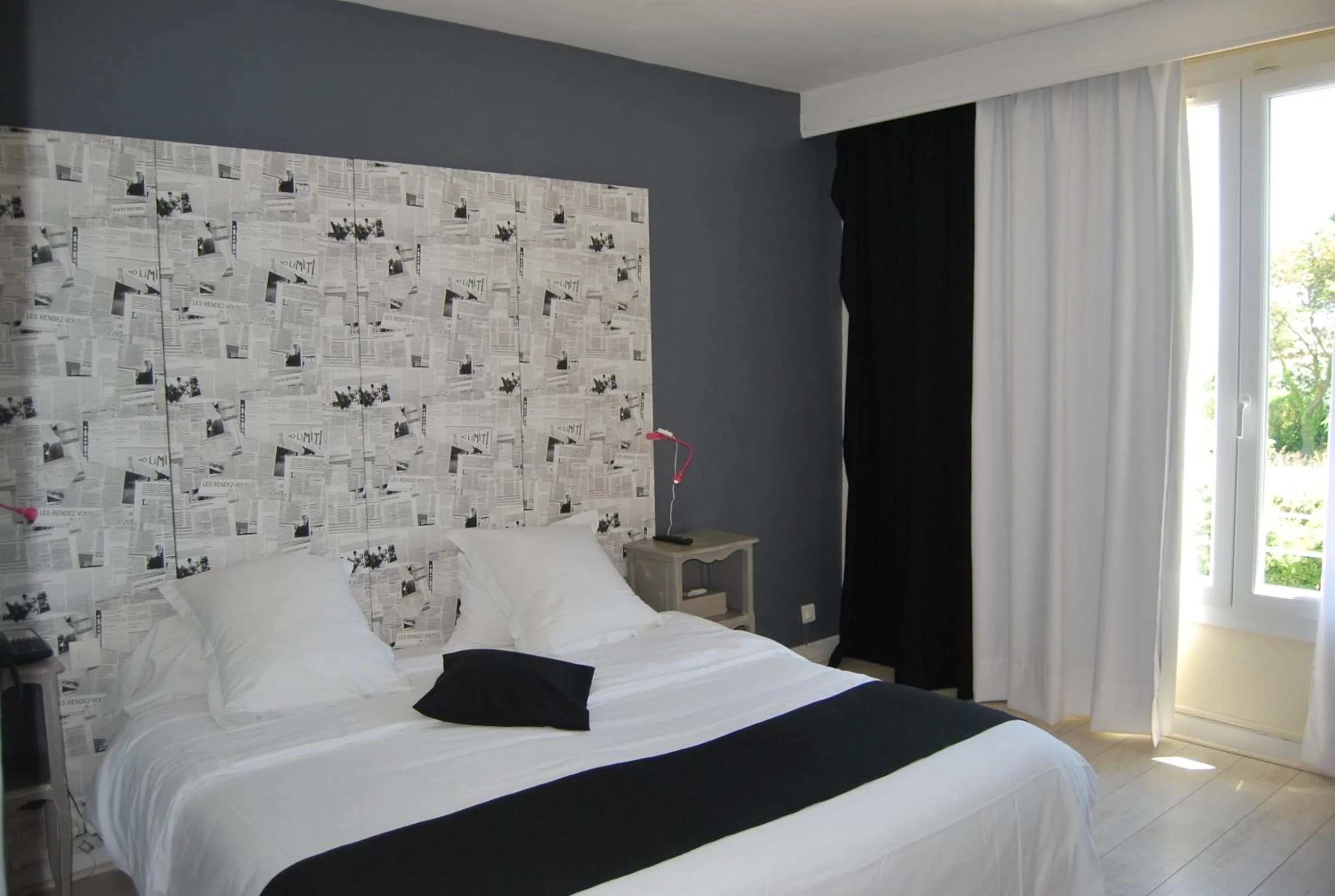 Bed in Logis Hôtel Restaurant Les Aubuns