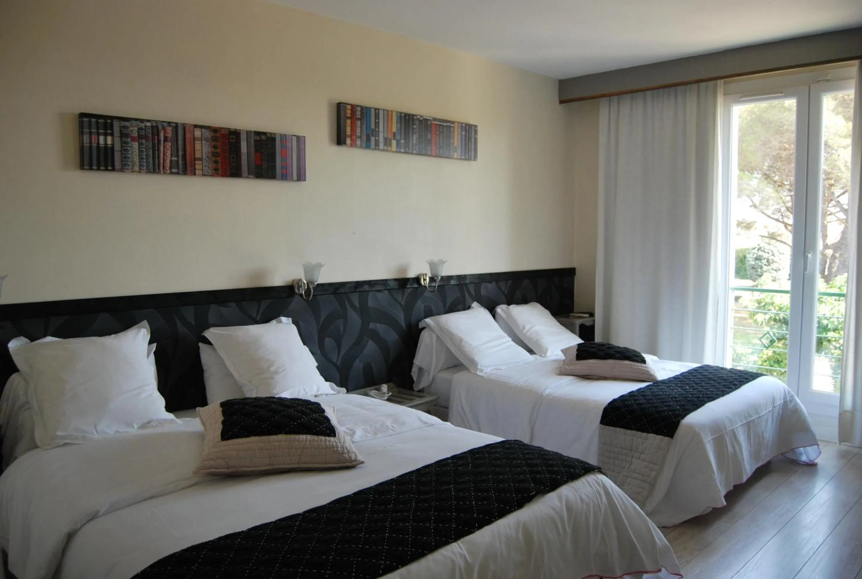 Bed in Logis Hôtel Restaurant Les Aubuns