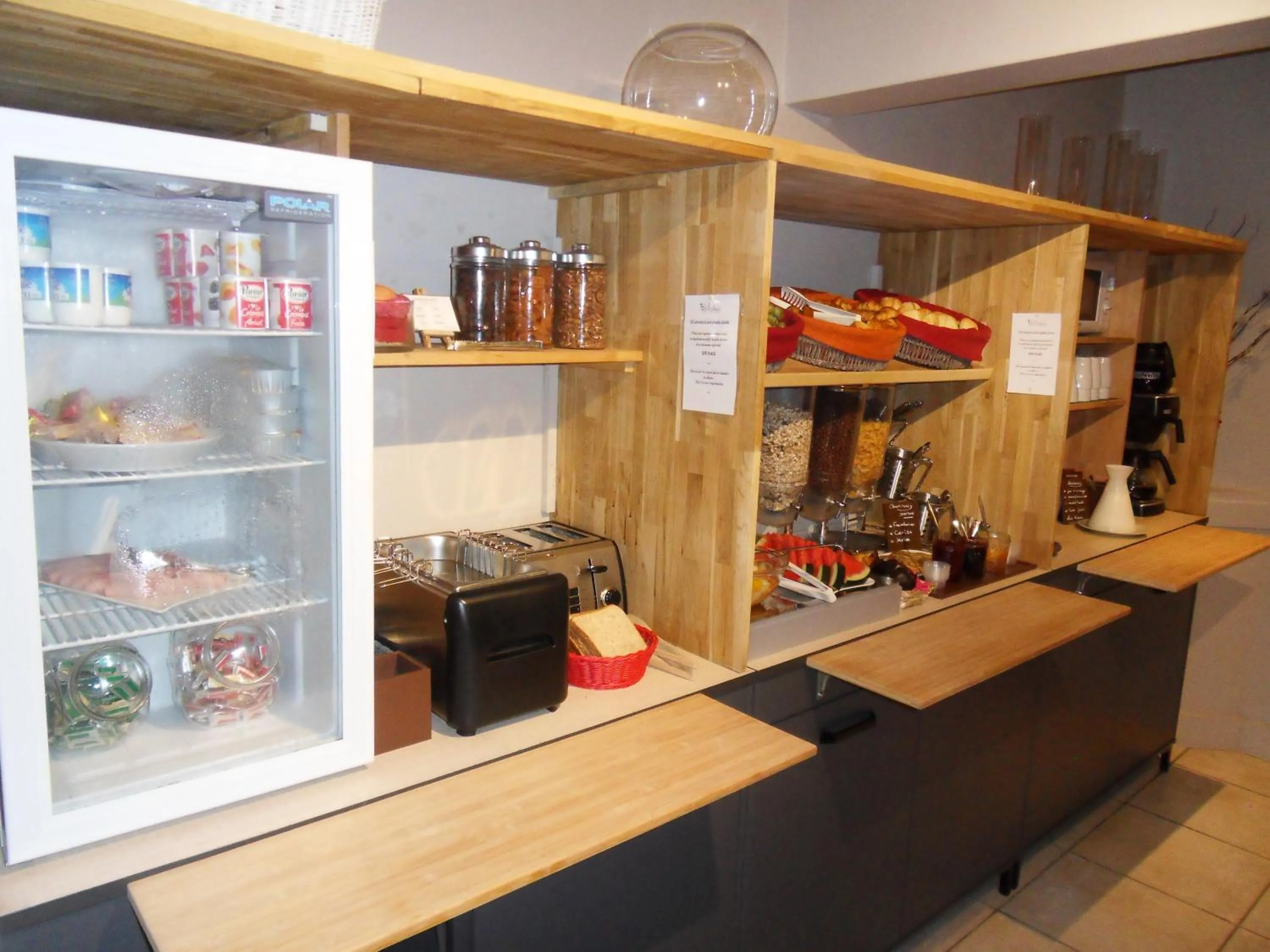 Food and drinks in Logis Hôtel Restaurant Les Aubuns