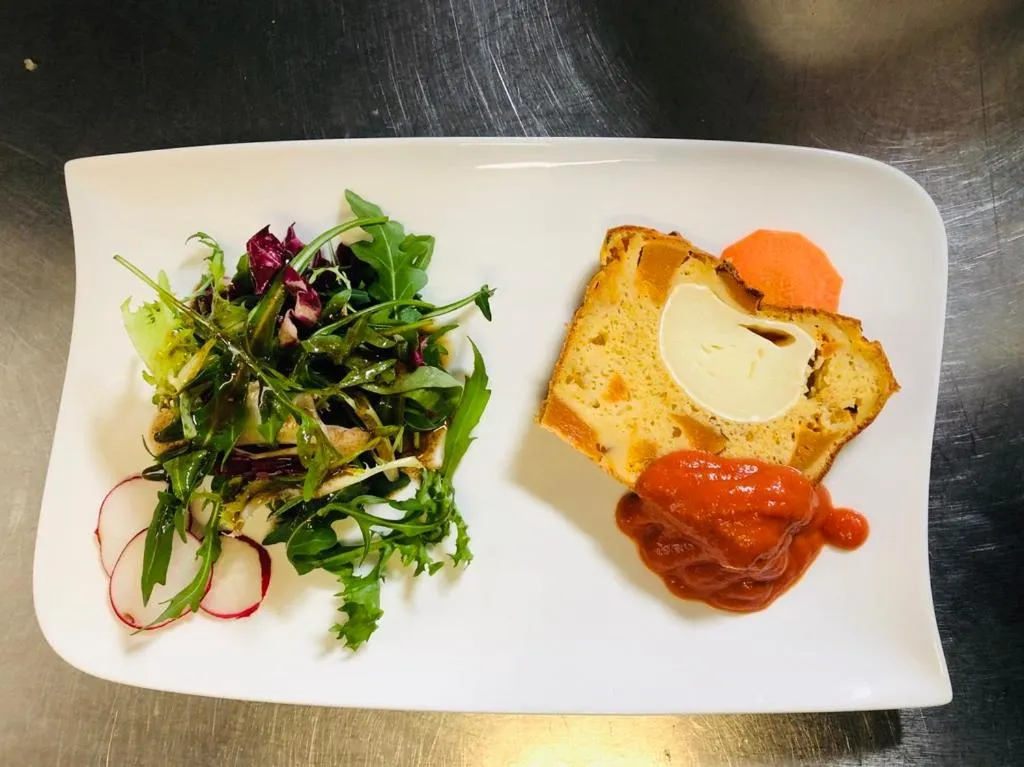 Food and drinks in Logis Hôtel Restaurant Les Aubuns