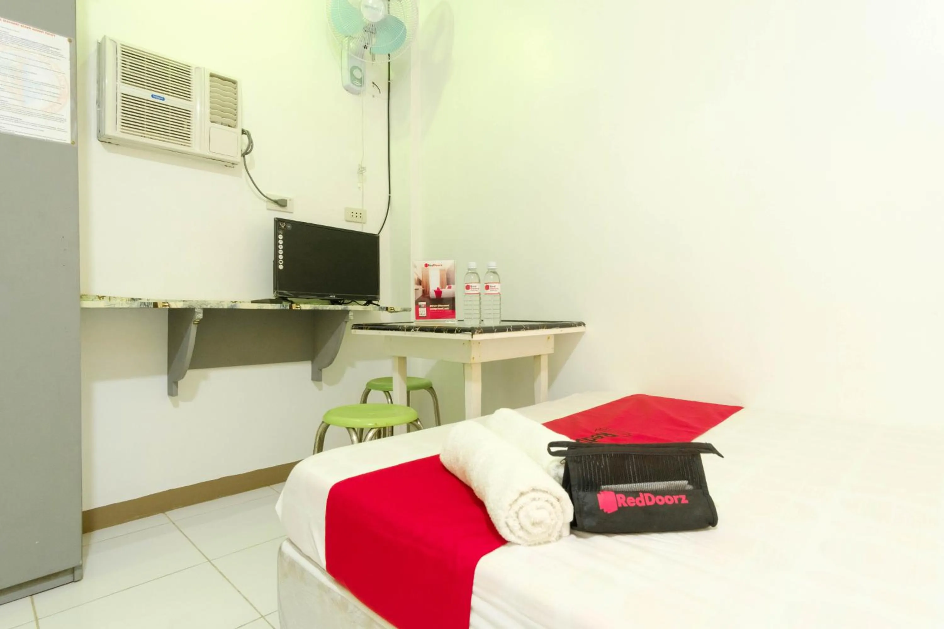 TV and multimedia, TV/Entertainment Center in RedDoorz @ Prince JB Beach Resort Zambales