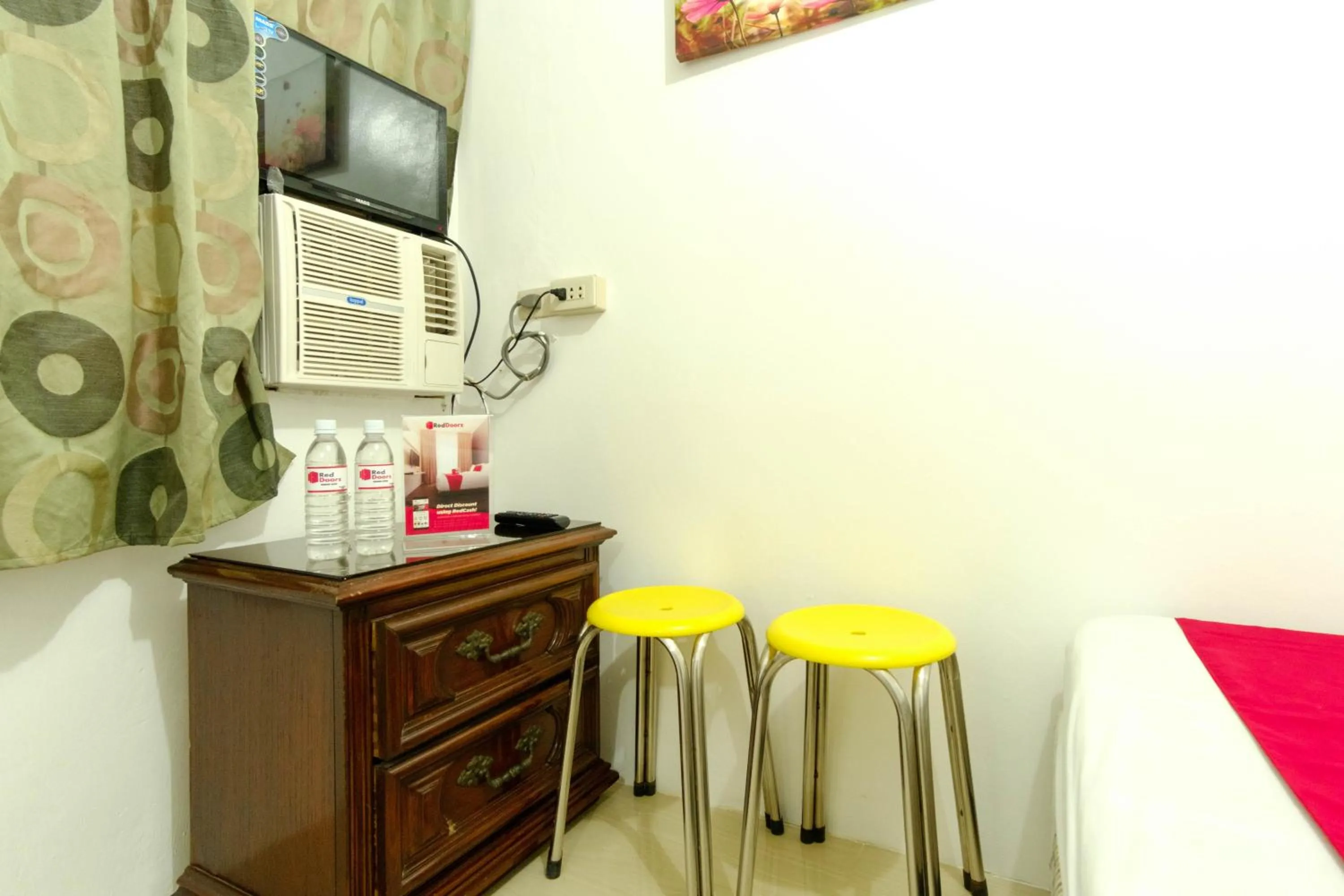 TV and multimedia, TV/Entertainment Center in RedDoorz @ Prince JB Beach Resort Zambales