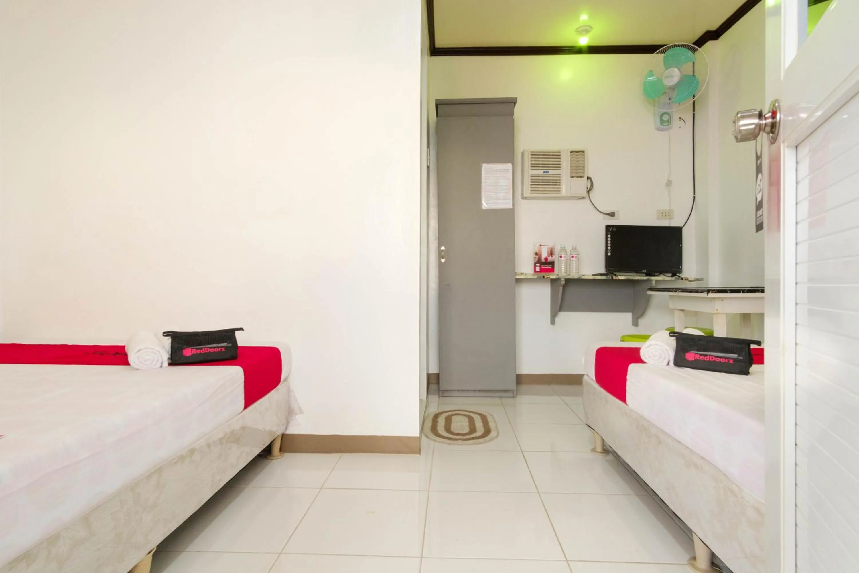 Bed, Kitchen/Kitchenette in RedDoorz @ Prince JB Beach Resort Zambales