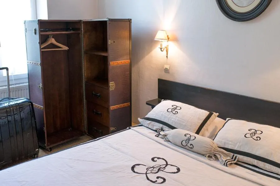 Bed in Hôtel du Parc