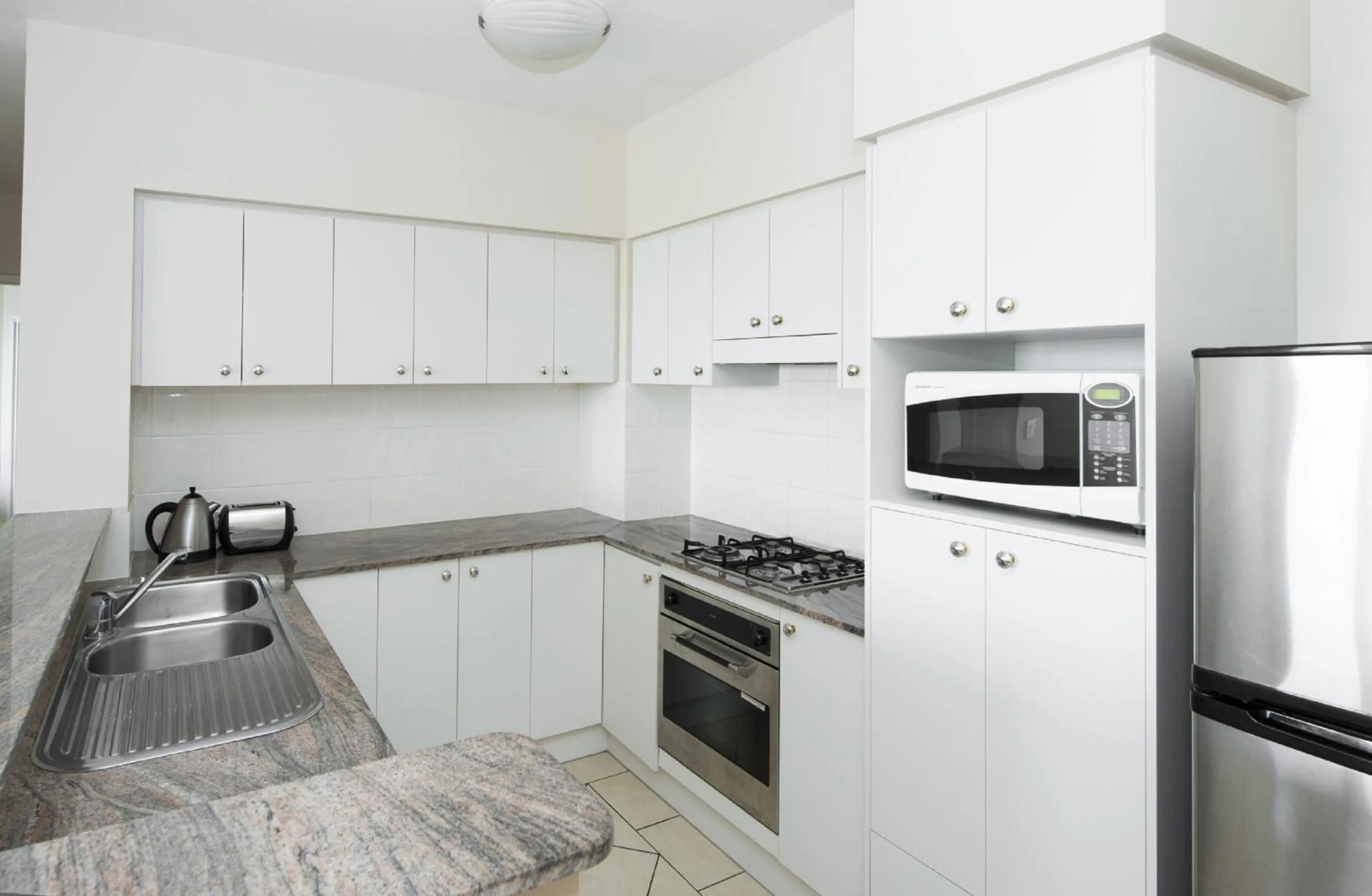 Kitchen or kitchenette in The Oasis Apartments