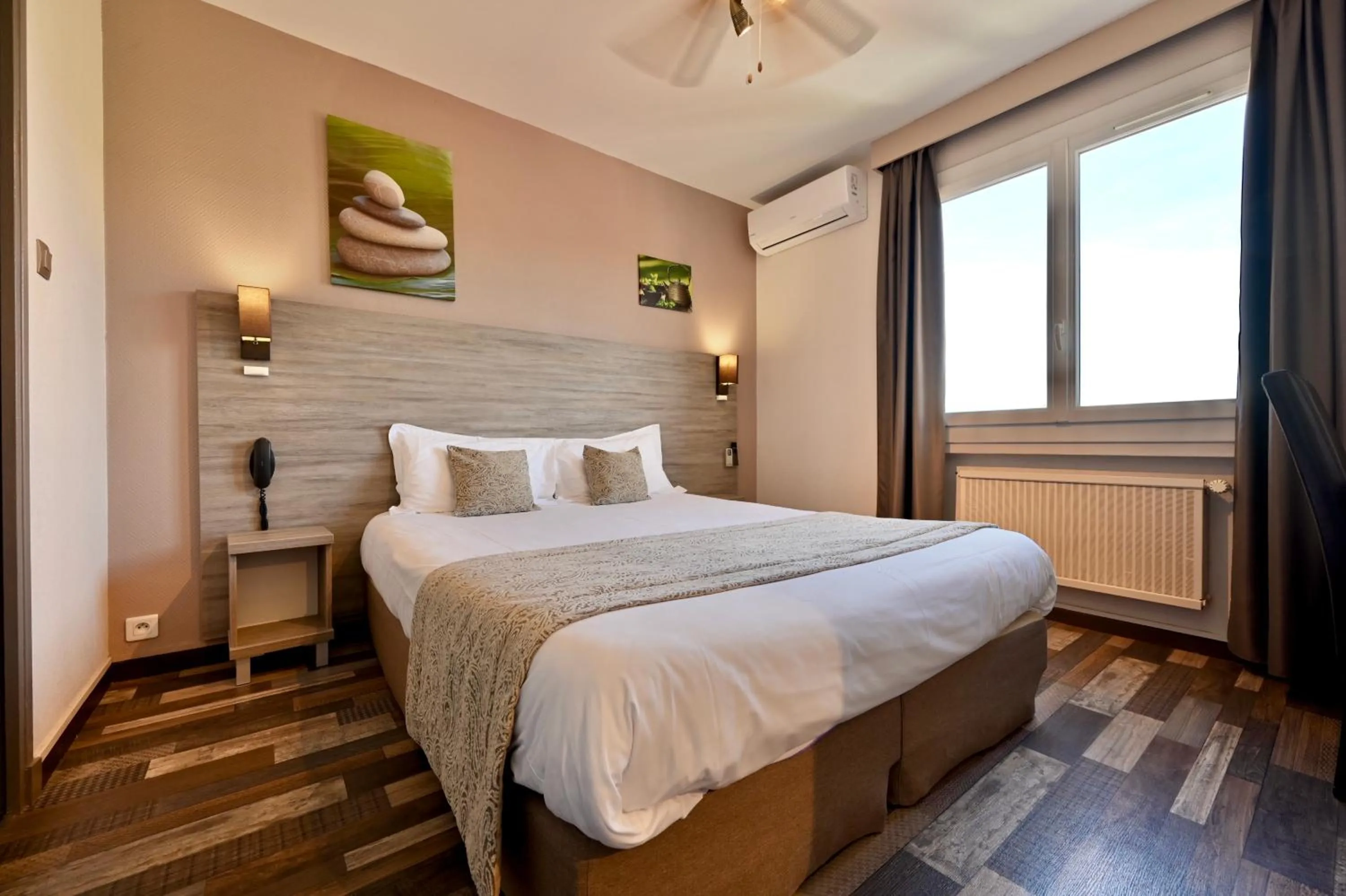 Bed in Hôtel La Rotonde