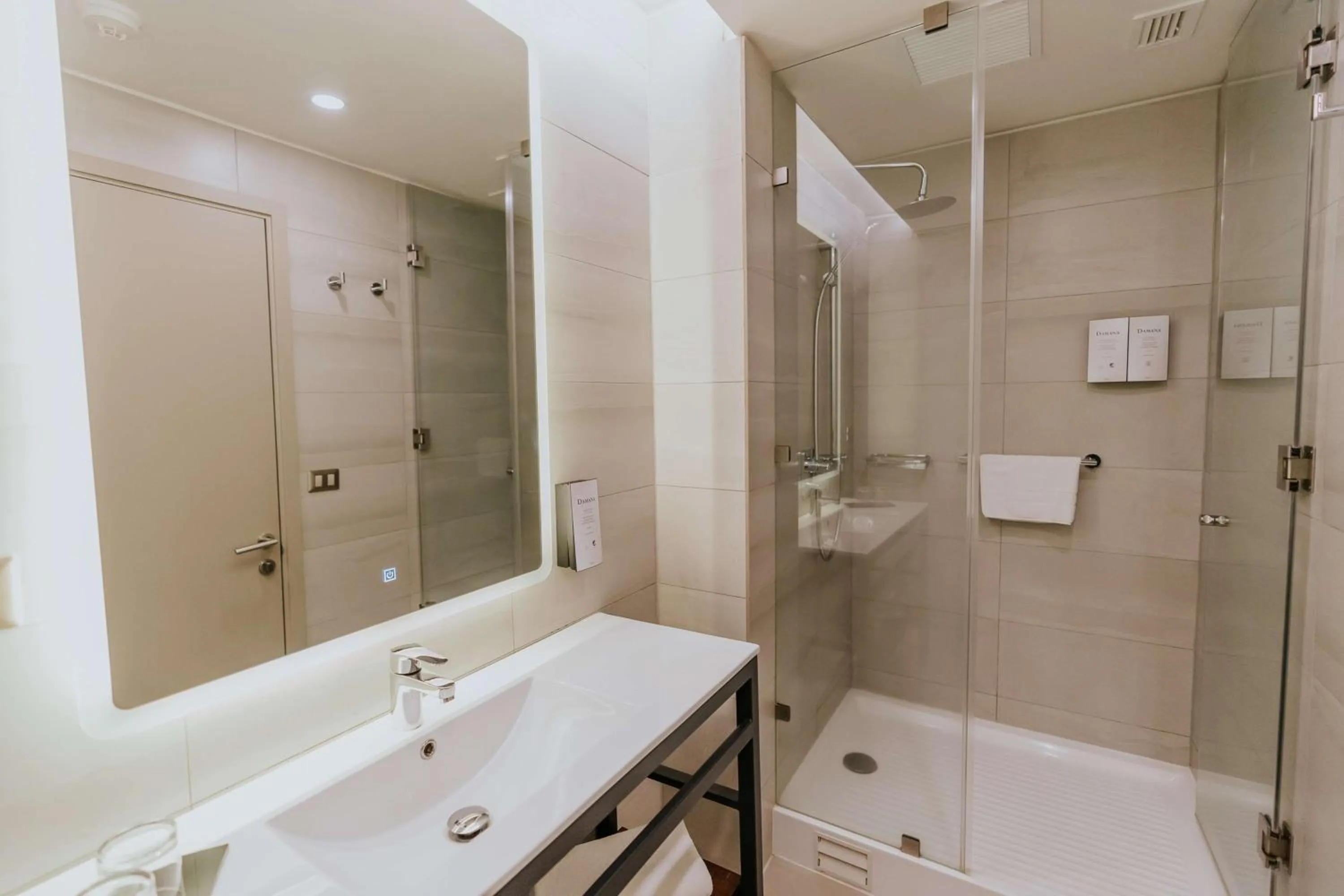 Bathroom in Best Western Ferrat