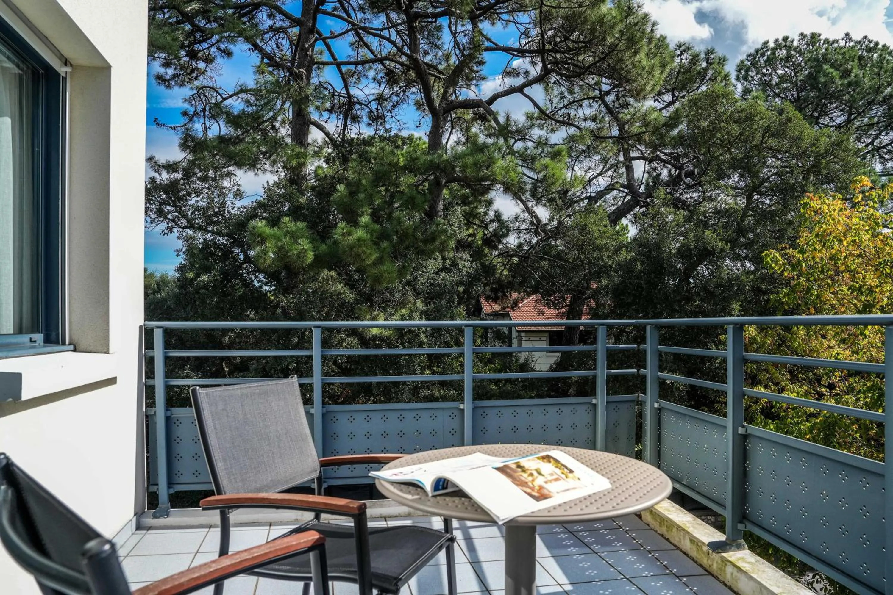Patio in Hotel Le Pavillon Bleu