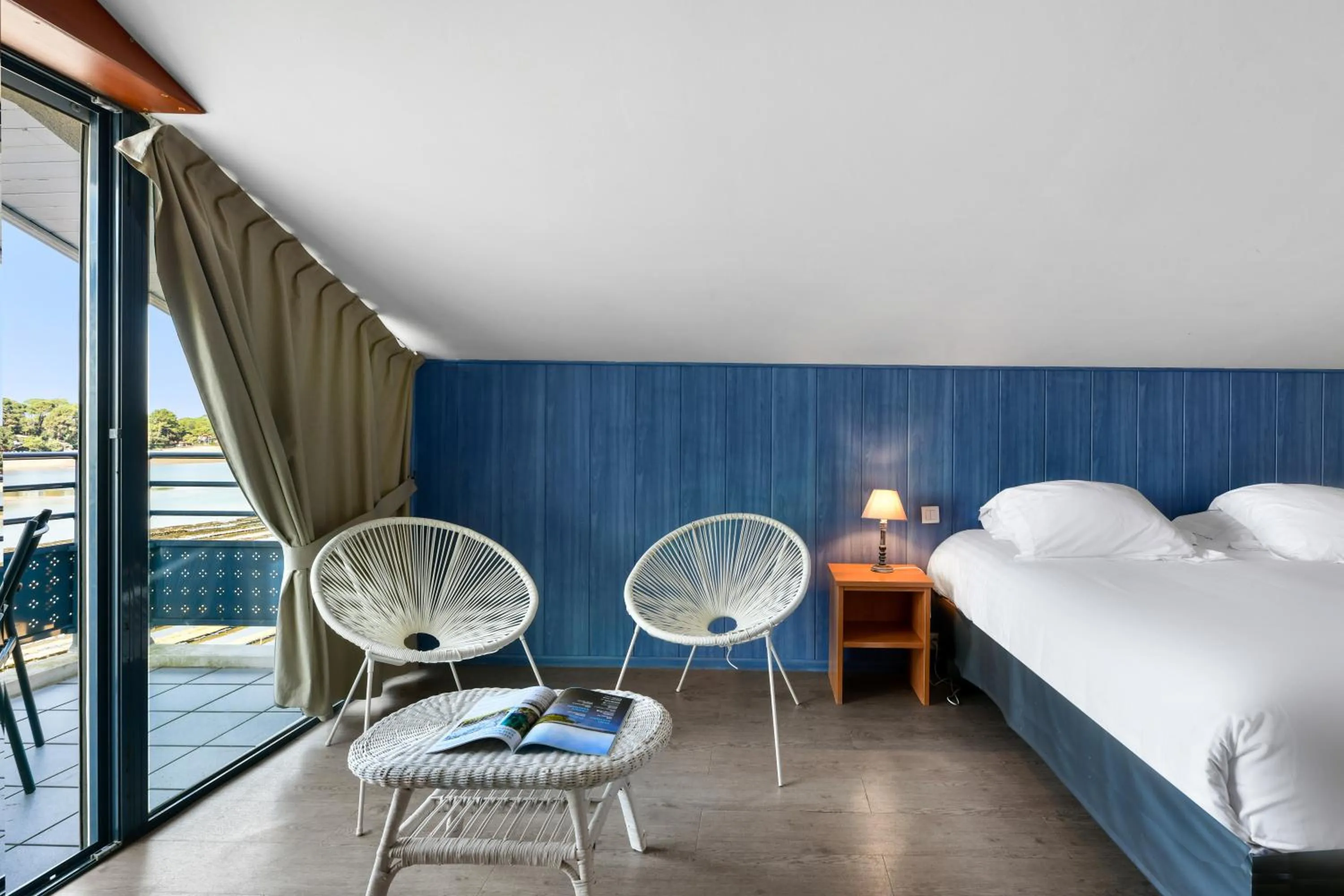 Bed in Hotel Le Pavillon Bleu