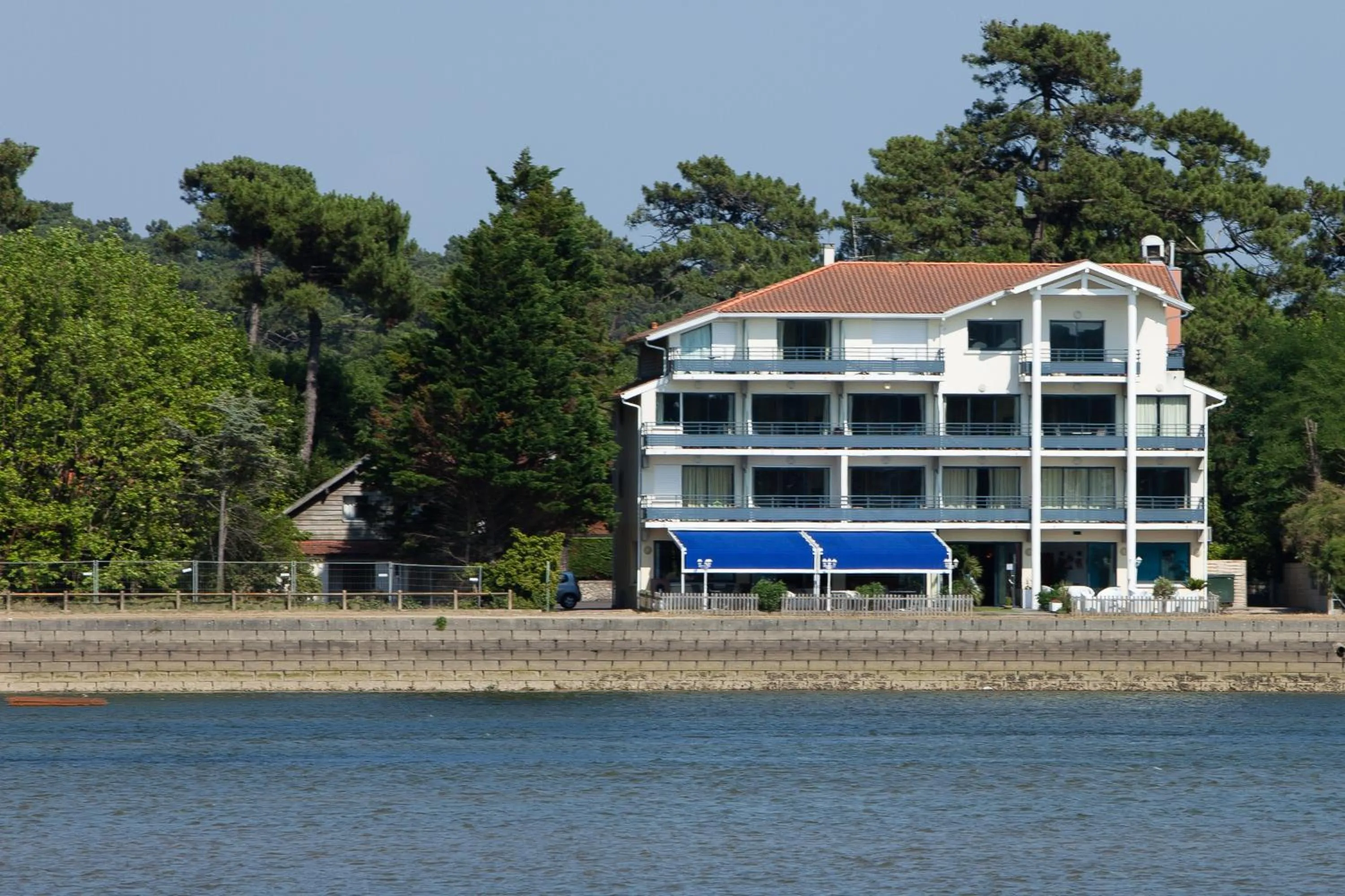 Facade/entrance in Hotel Le Pavillon Bleu