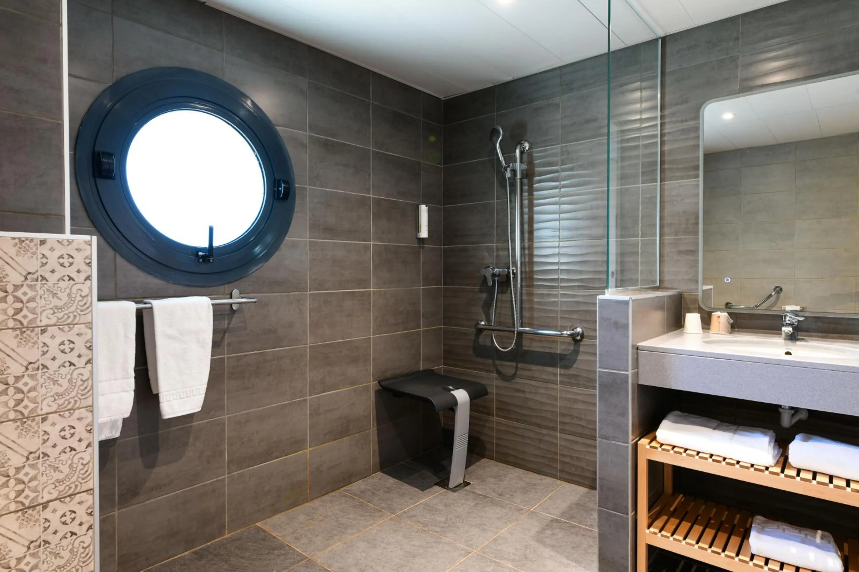 Shower in Hotel Le Pavillon Bleu