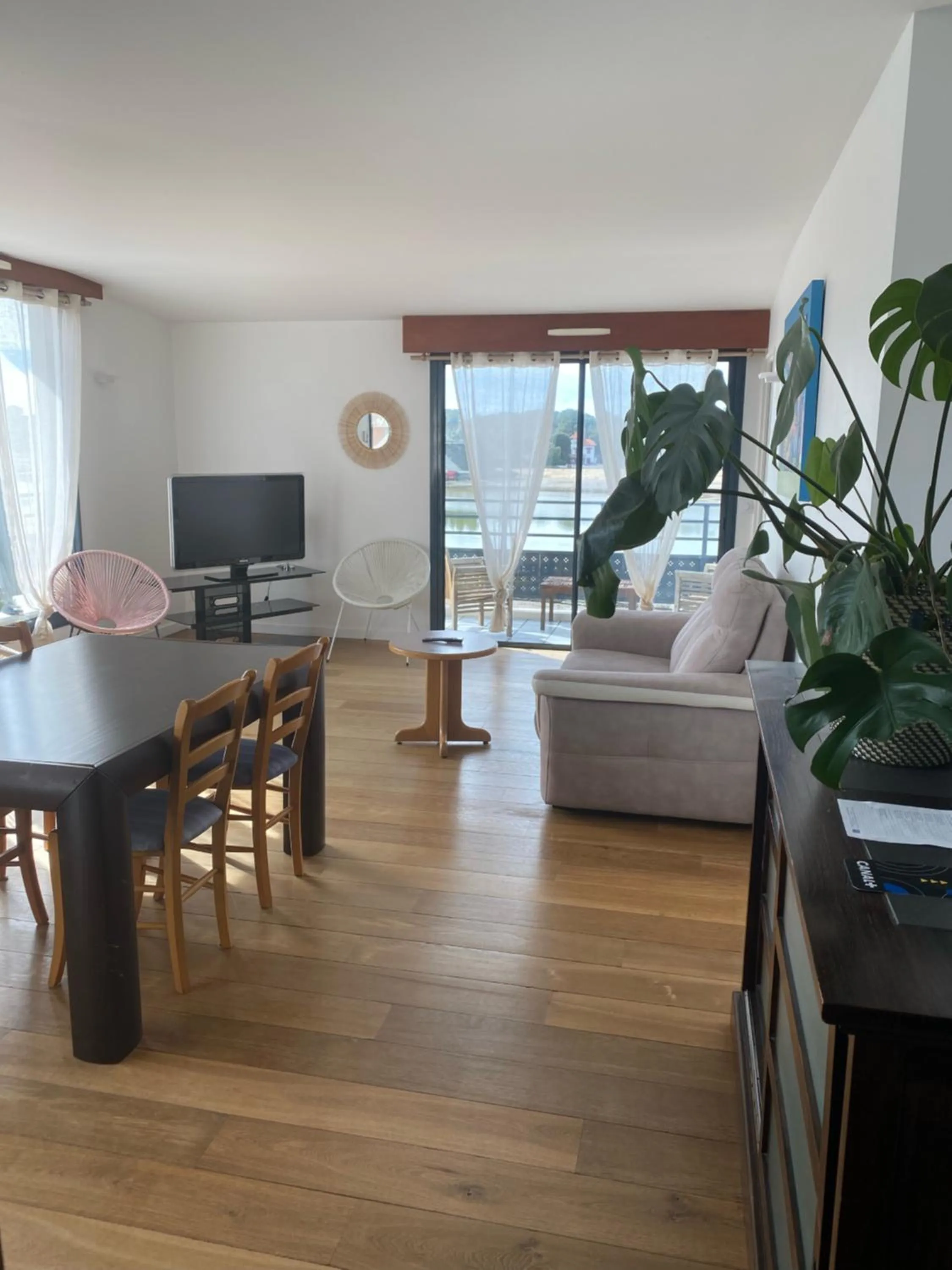 TV and multimedia in Hotel Le Pavillon Bleu