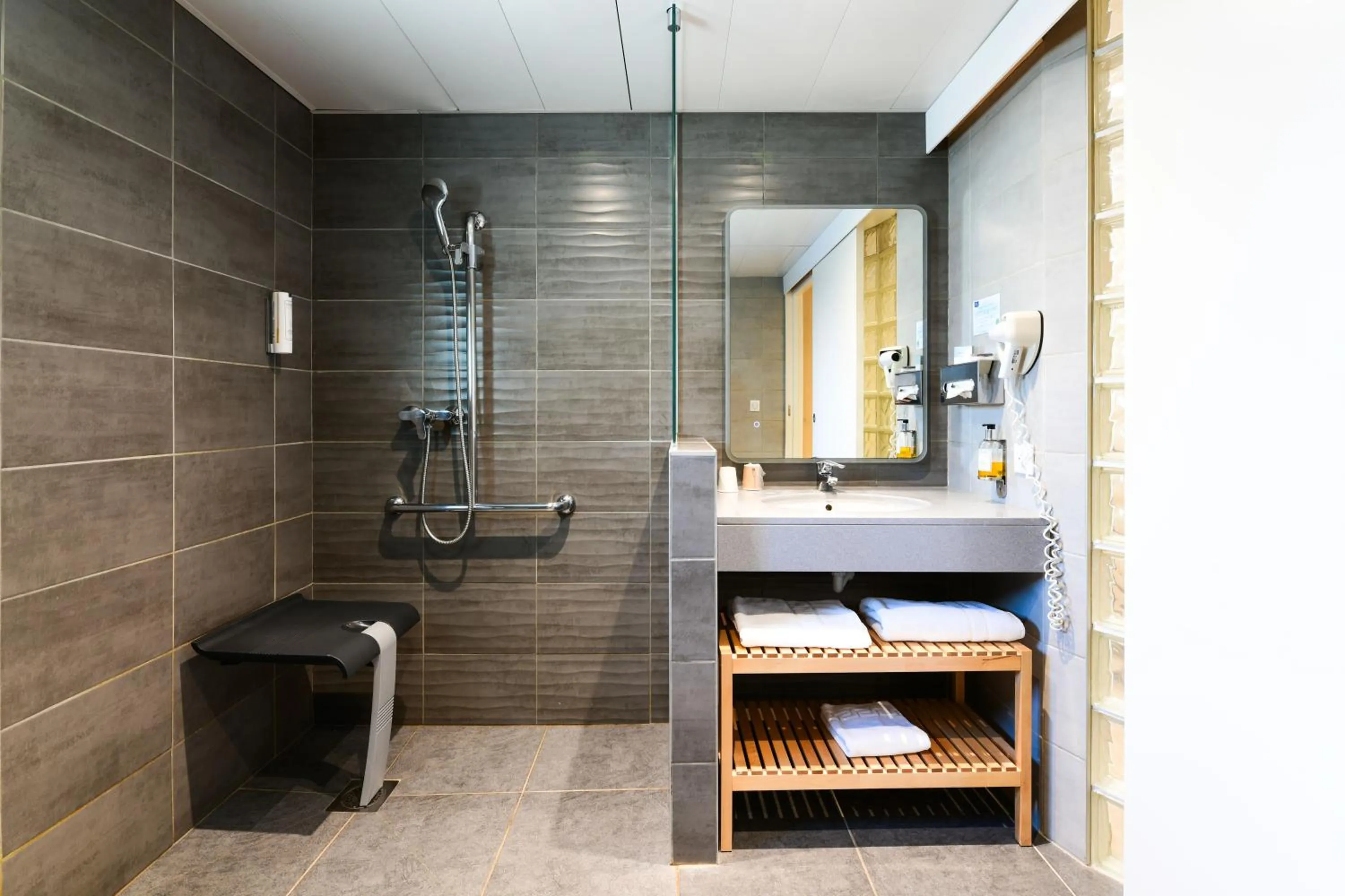 Shower in Hotel Le Pavillon Bleu