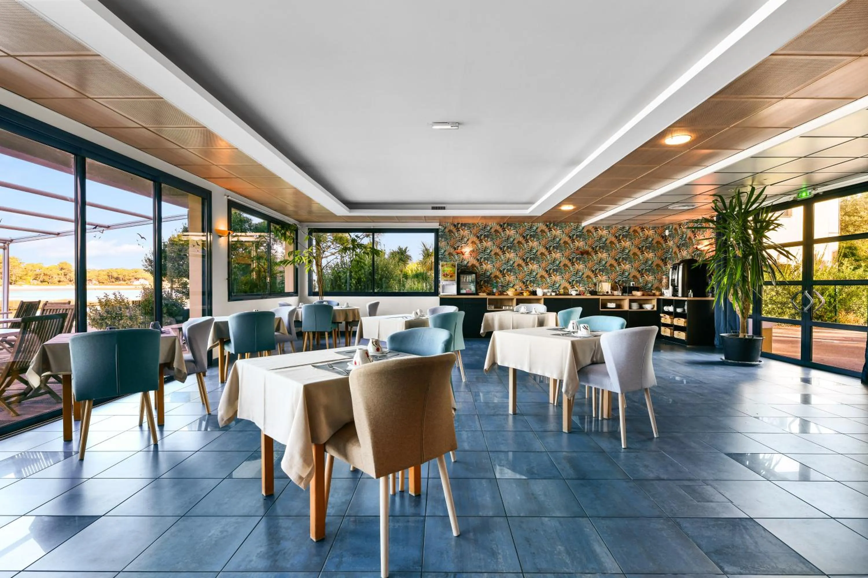 Breakfast in Hotel Le Pavillon Bleu