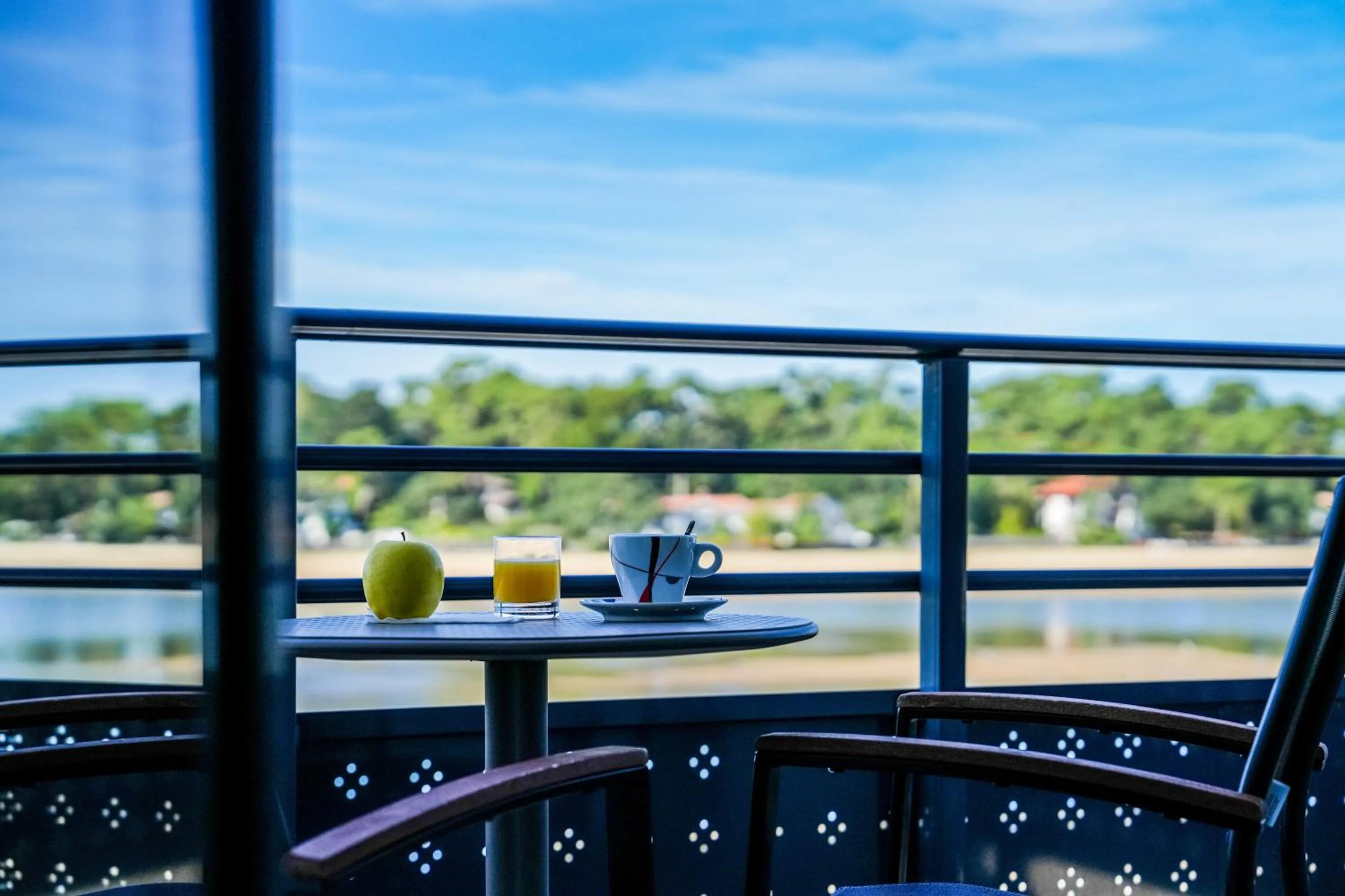 Day in Hotel Le Pavillon Bleu