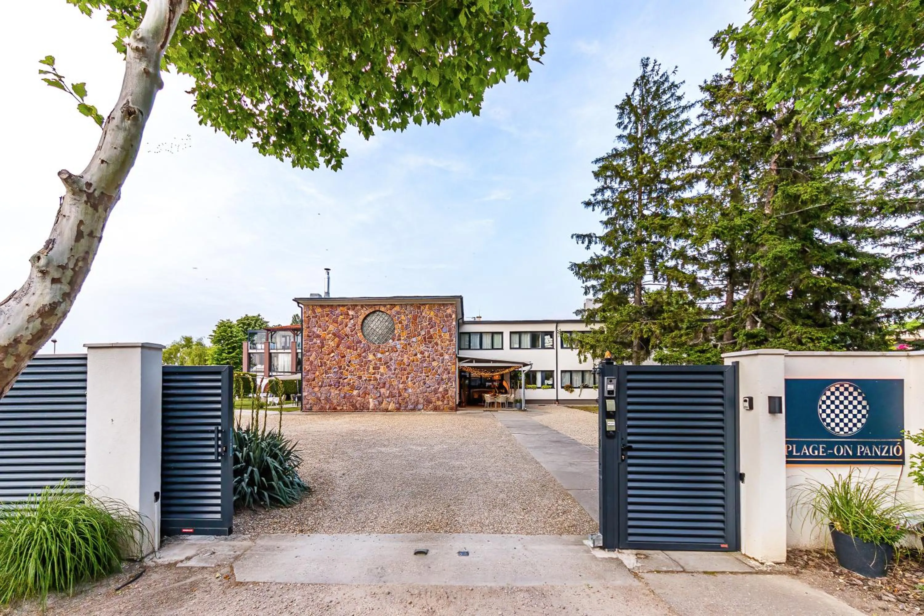 Property building in PLAGE-ON Panzió