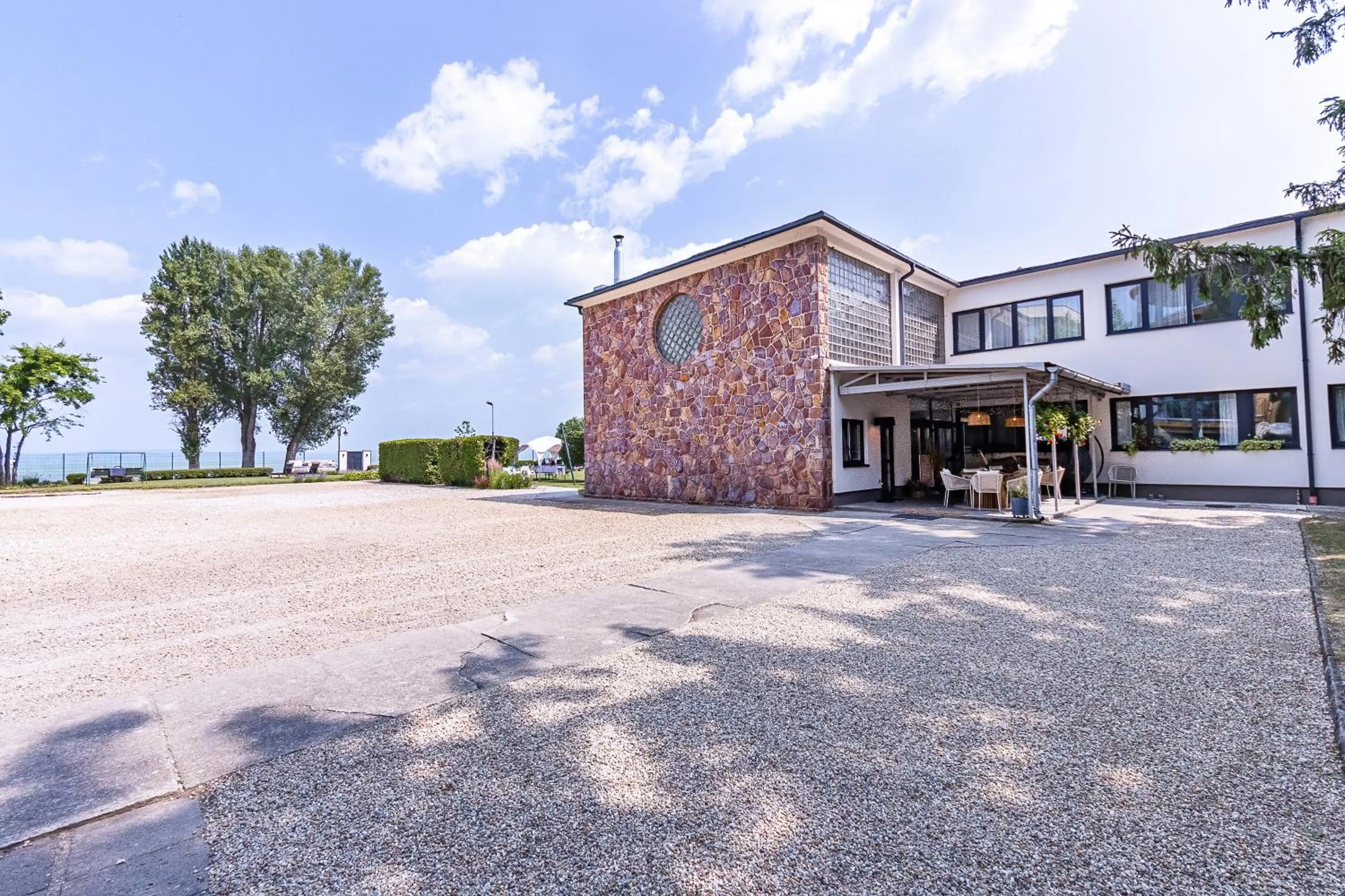 Garden in PLAGE-ON Panzió