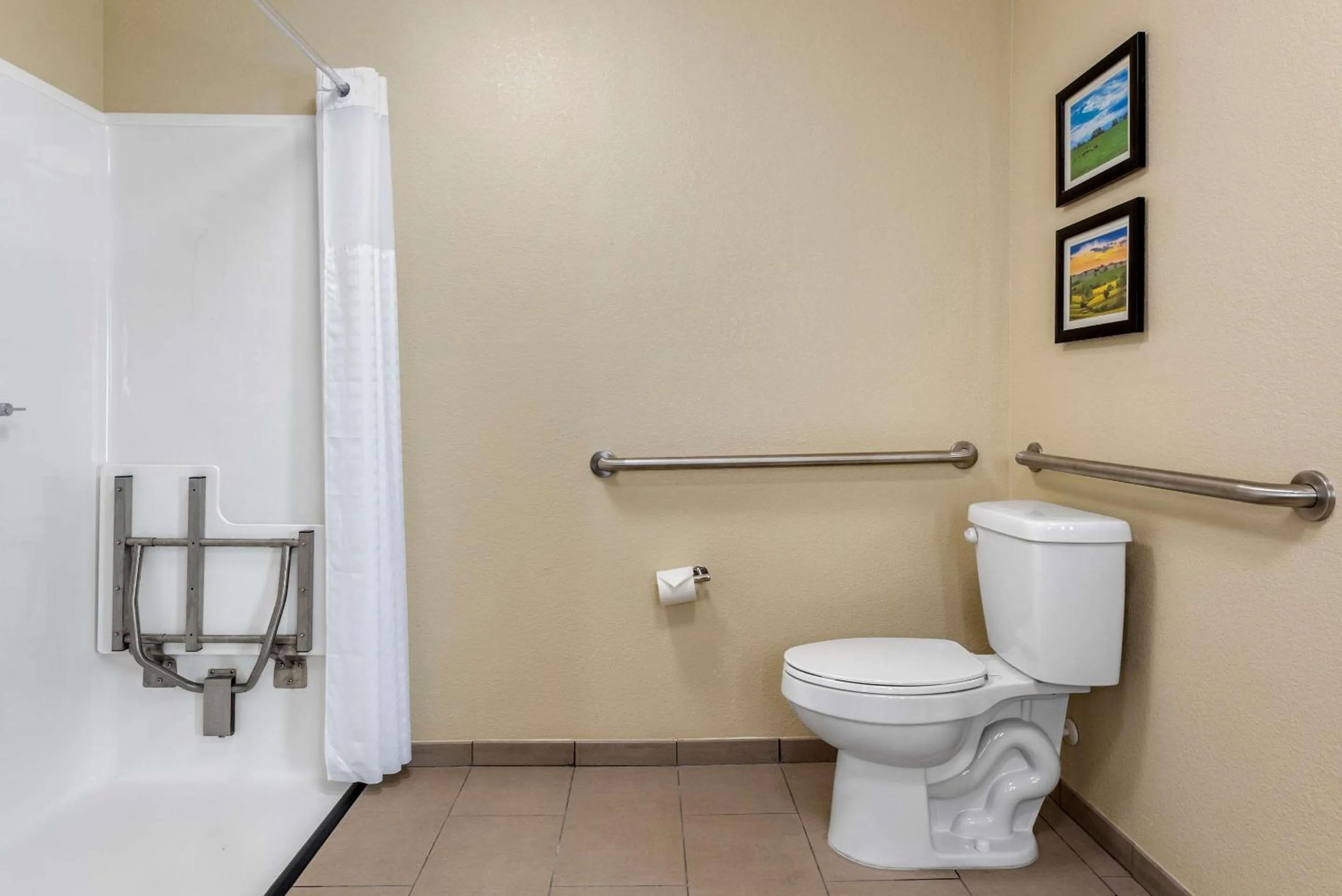 Photo of the whole room in Comfort Suites Dry Ridge