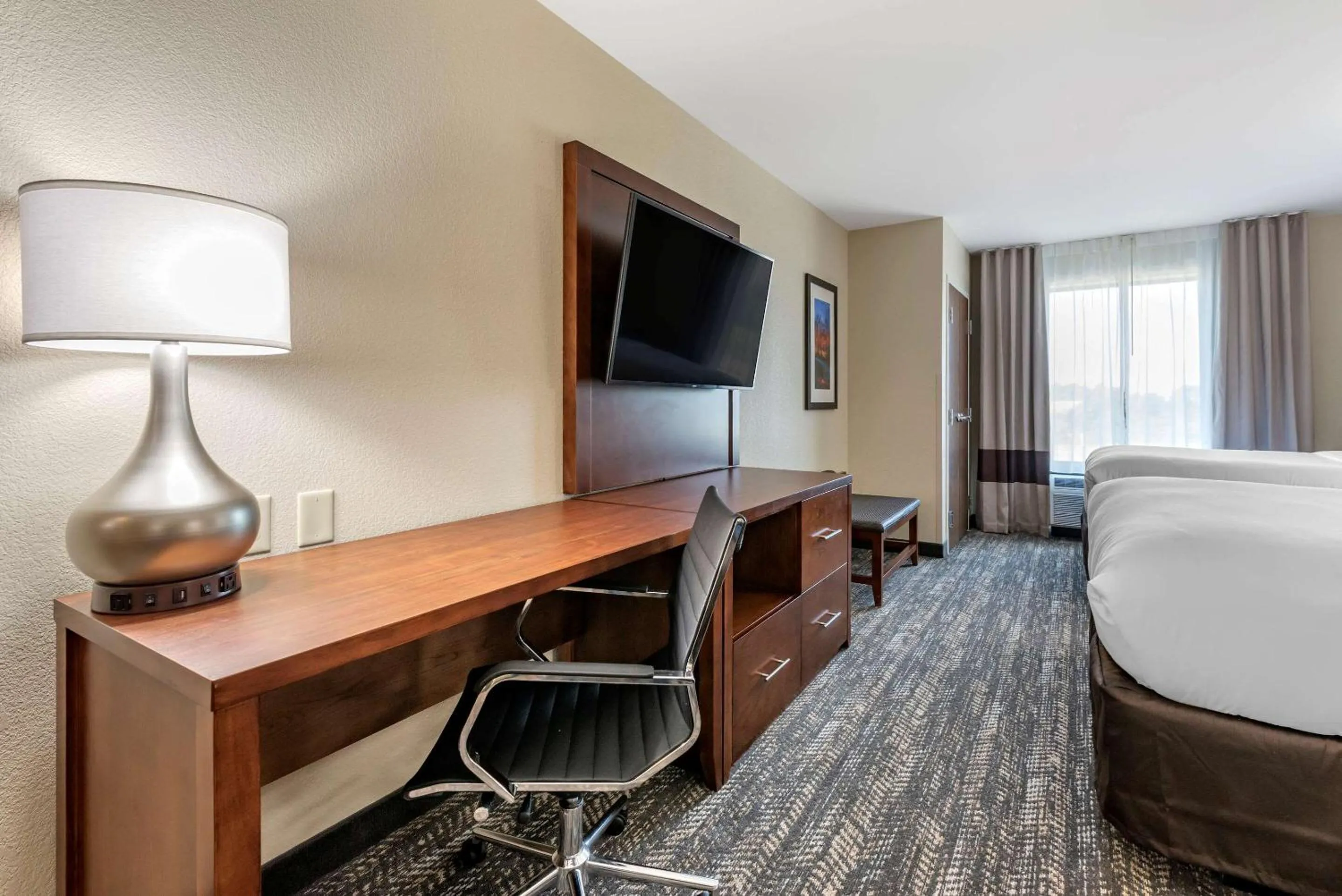 Photo of the whole room, Bed in Comfort Suites Dry Ridge