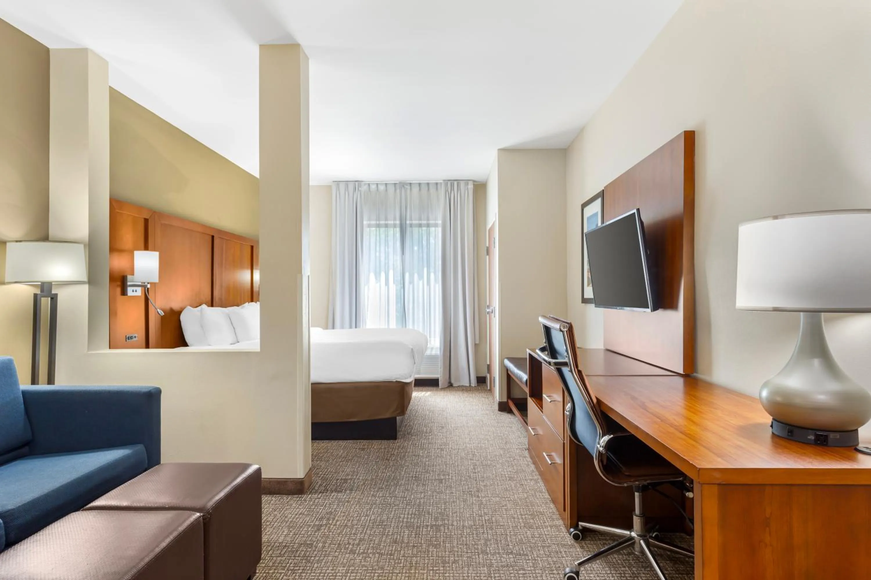 Photo of the whole room, Bed in Comfort Suites Greensboro-High Point