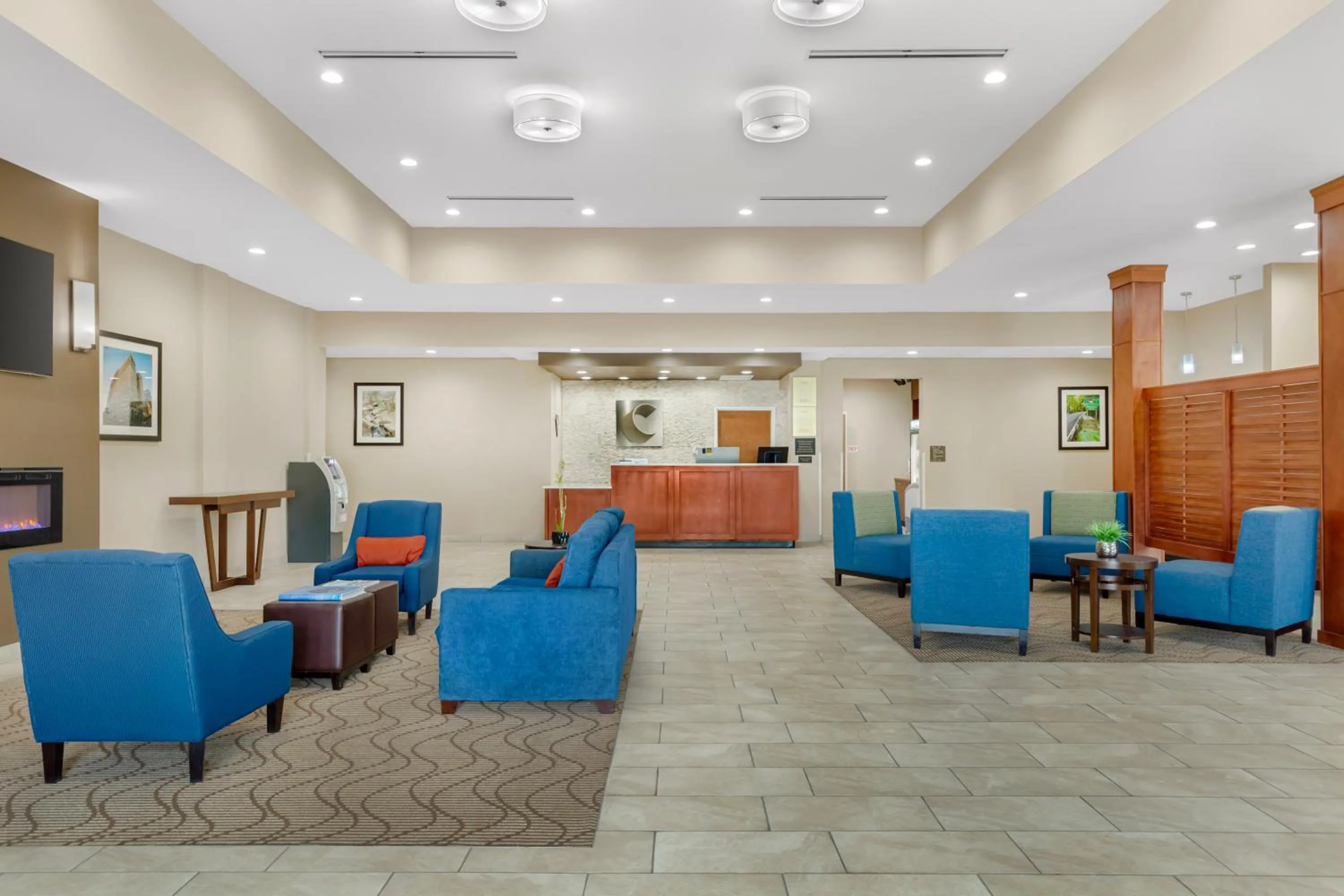 Lobby or reception in Comfort Suites Greensboro-High Point