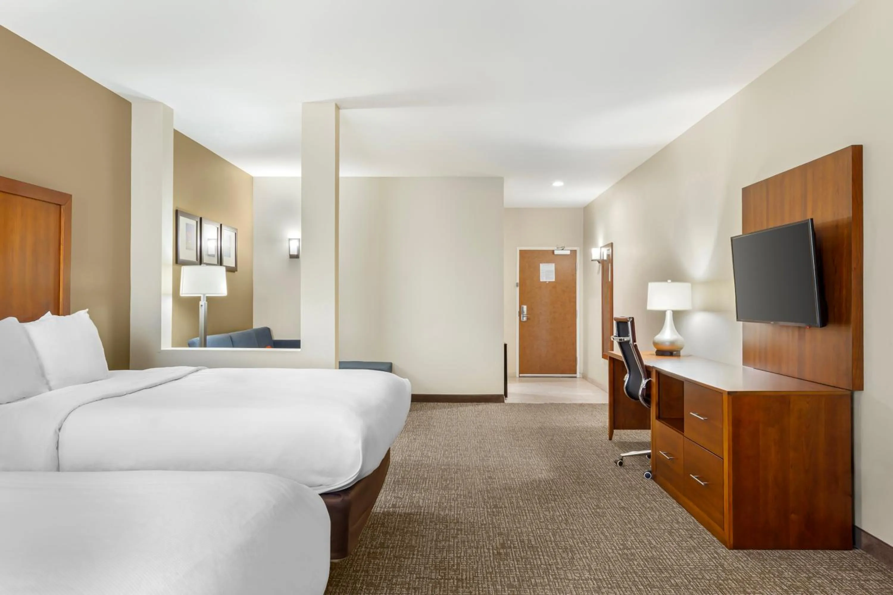 Photo of the whole room, Bed in Comfort Suites Greensboro-High Point