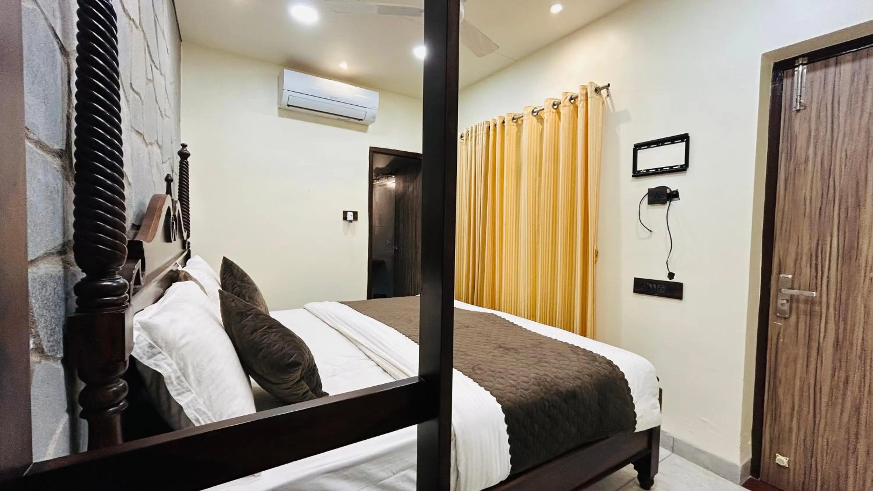 Living room, Bed in Hari Niwas - A Boutique Garden Resort Mount Abu