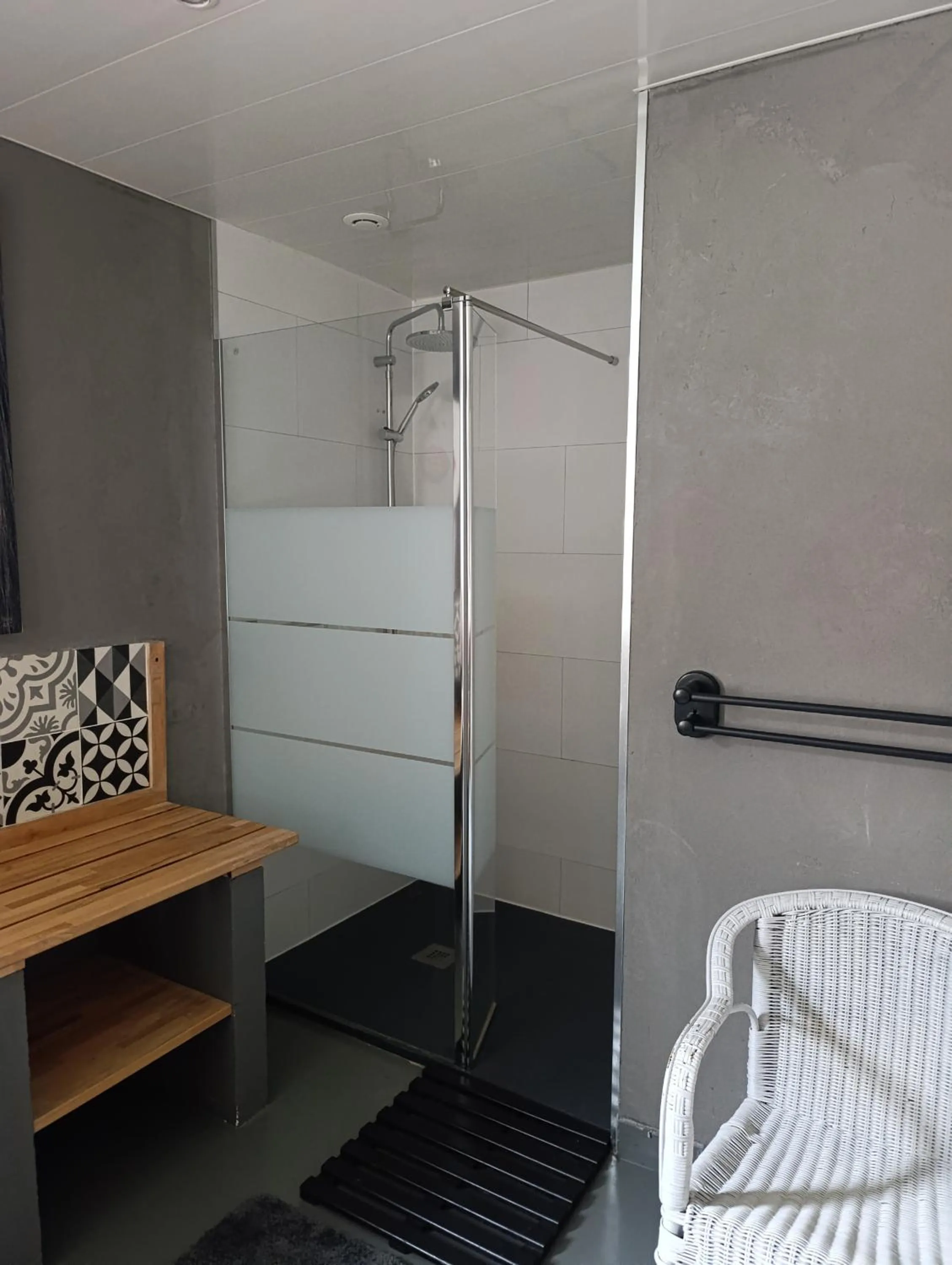 Shower in Chambres d'hôtes La Tribu