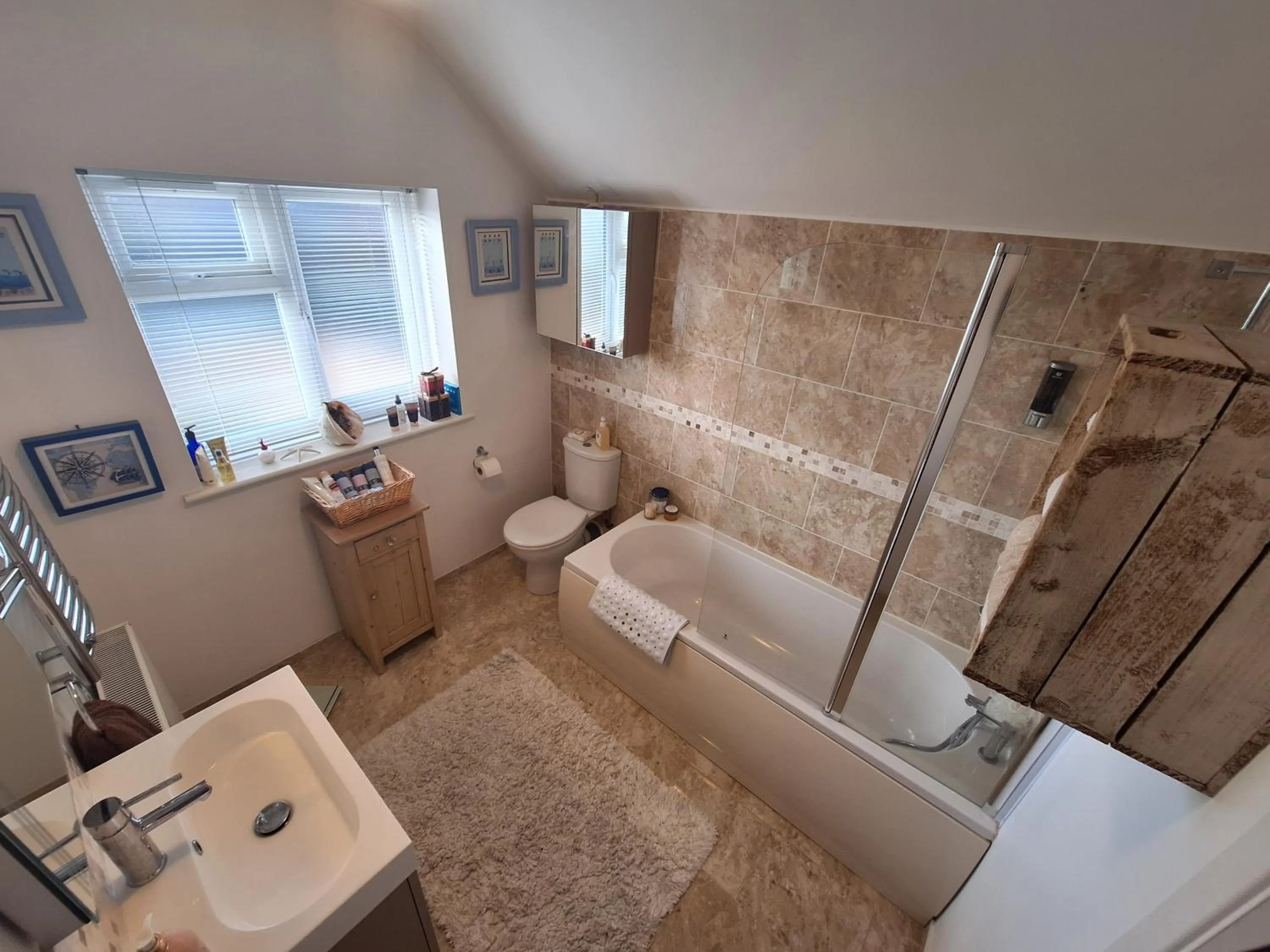 By the sea, home from home sleeps 6